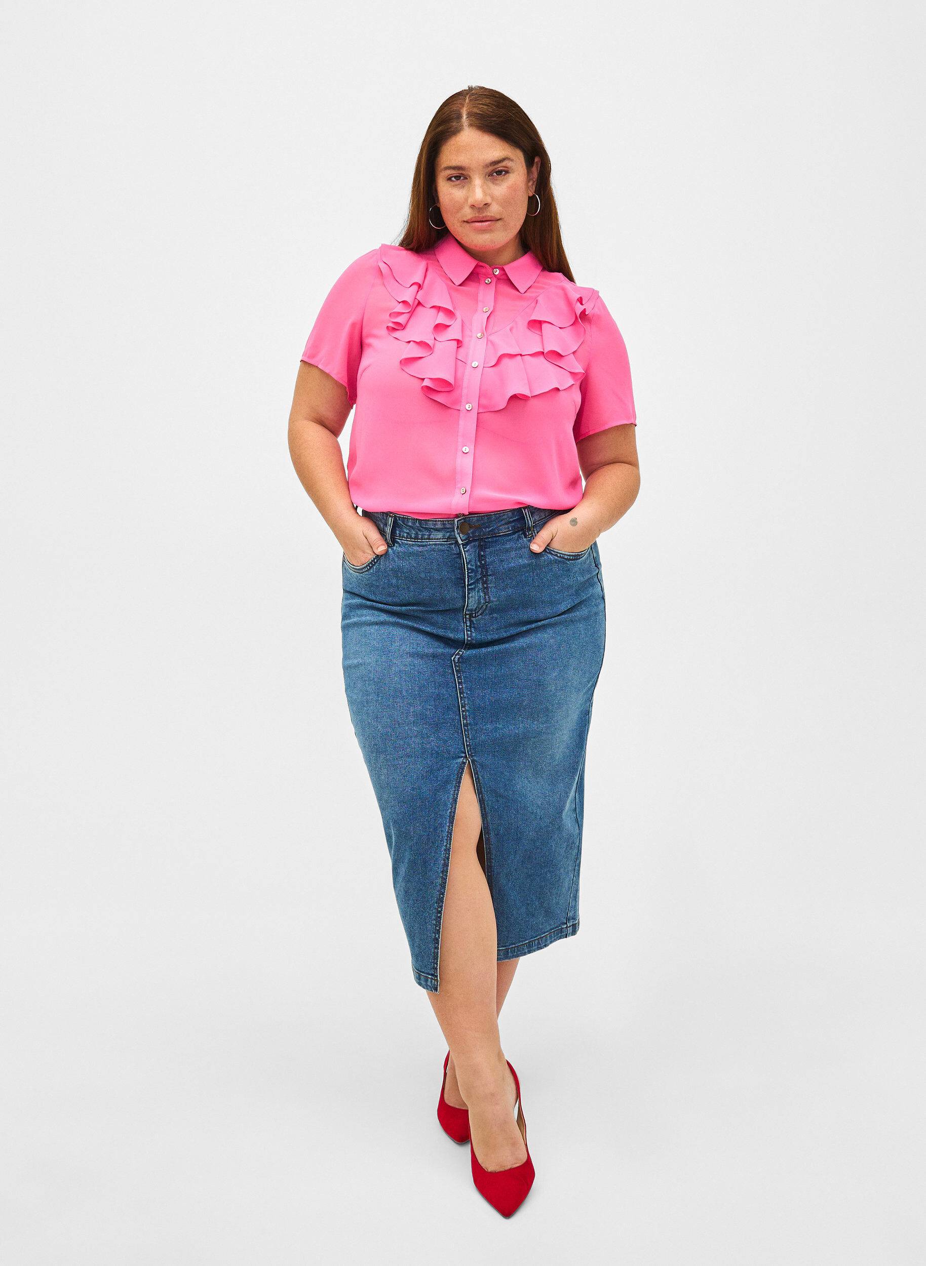 Zizzi Kort&auml;rmad skjortblus med volanger, Pink Power, Model image number 2