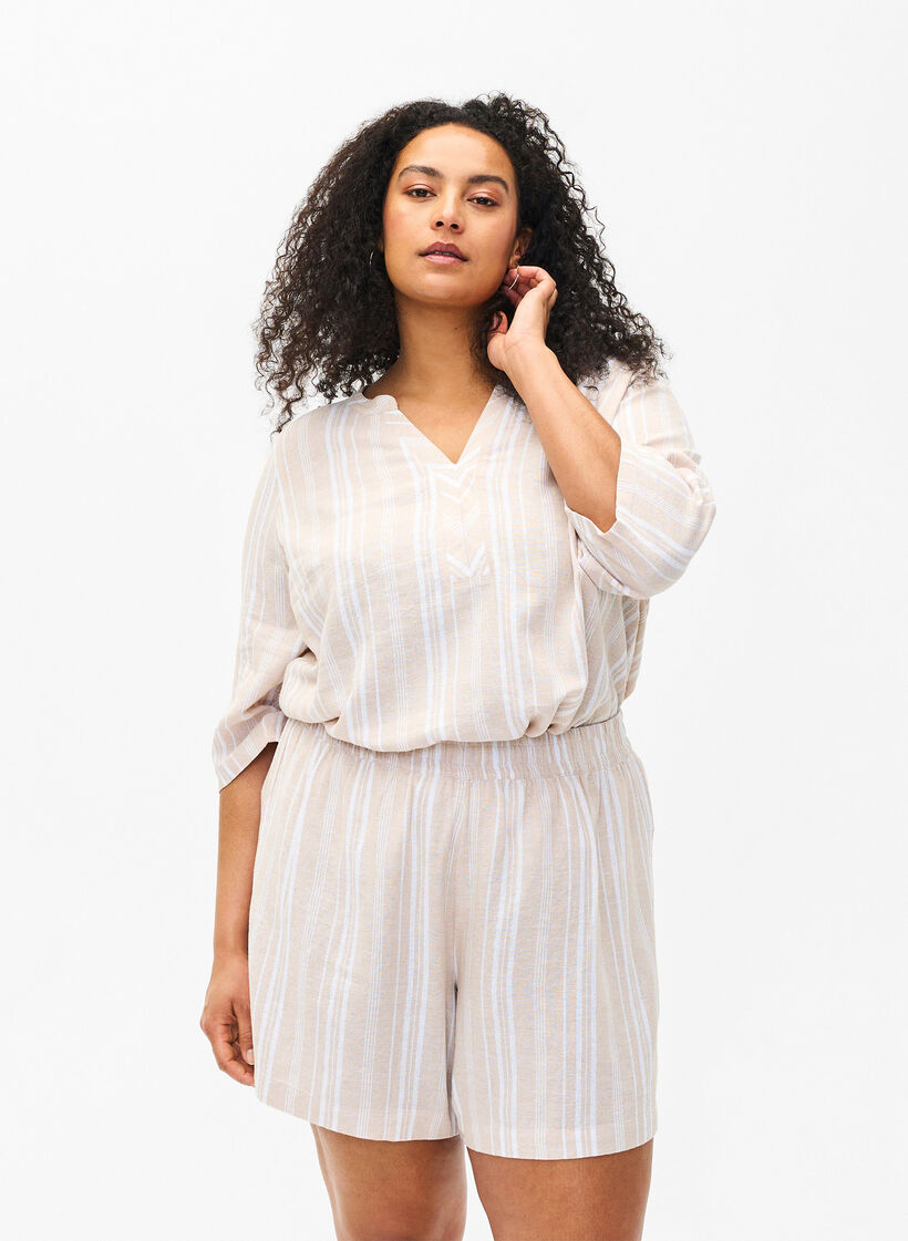 Randiga shorts i linne- och viskosblandning, Beige, Model image number 0