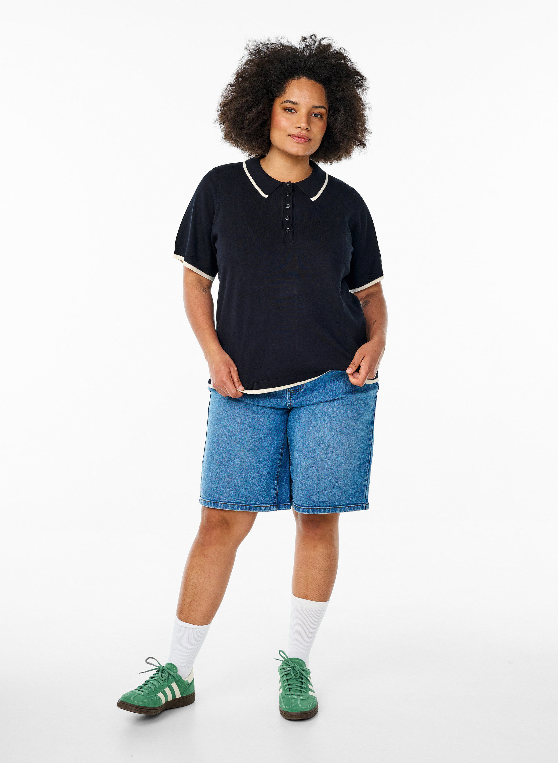 Zizzi Finstickad pik&eacute;tr&ouml;ja med kontrasterande kant, Svart, Model image number 1