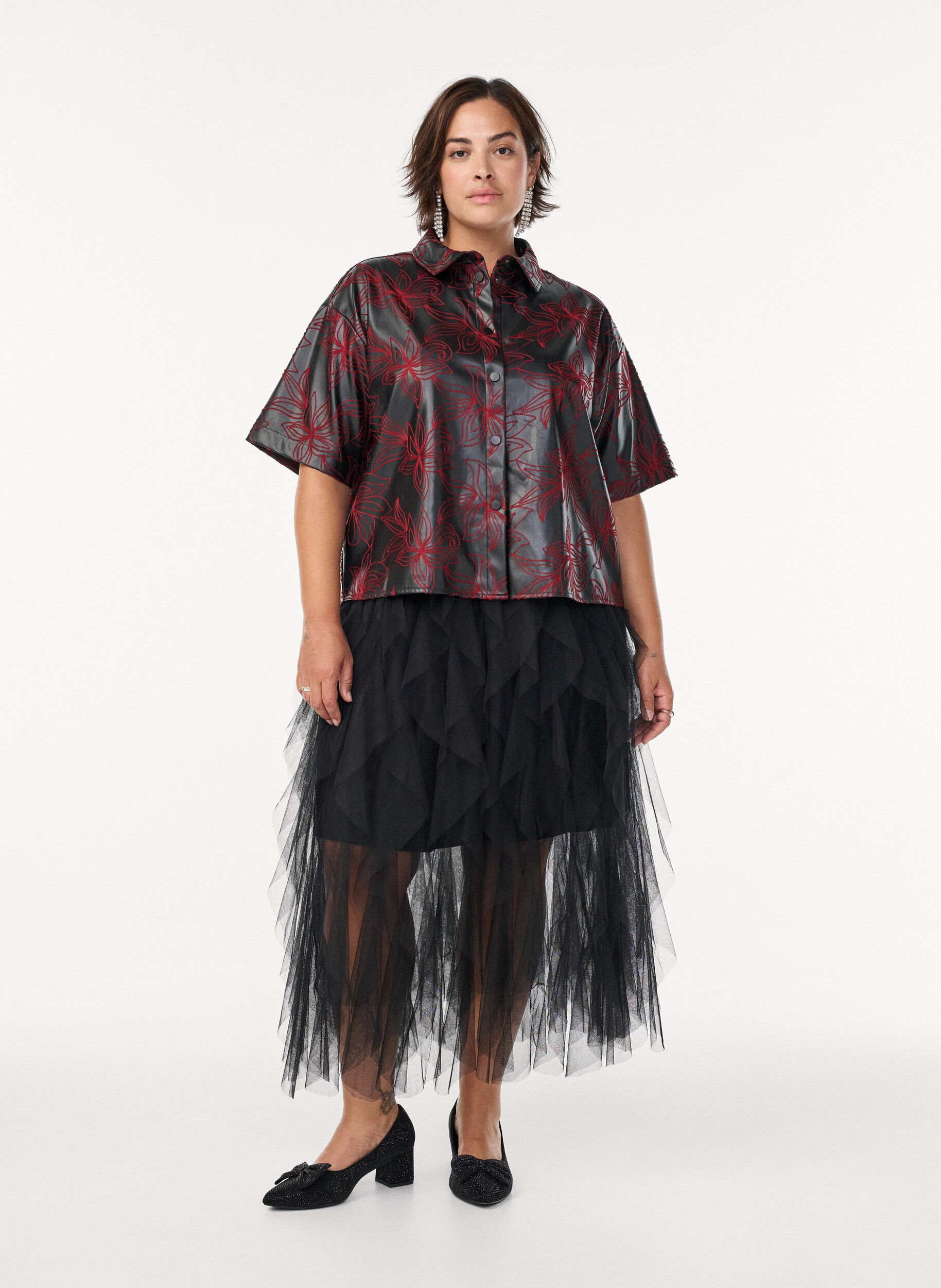 Zizzi Kort skjorta i l&auml;derimitation med kontrastbroderi, Svart, Model image number 1