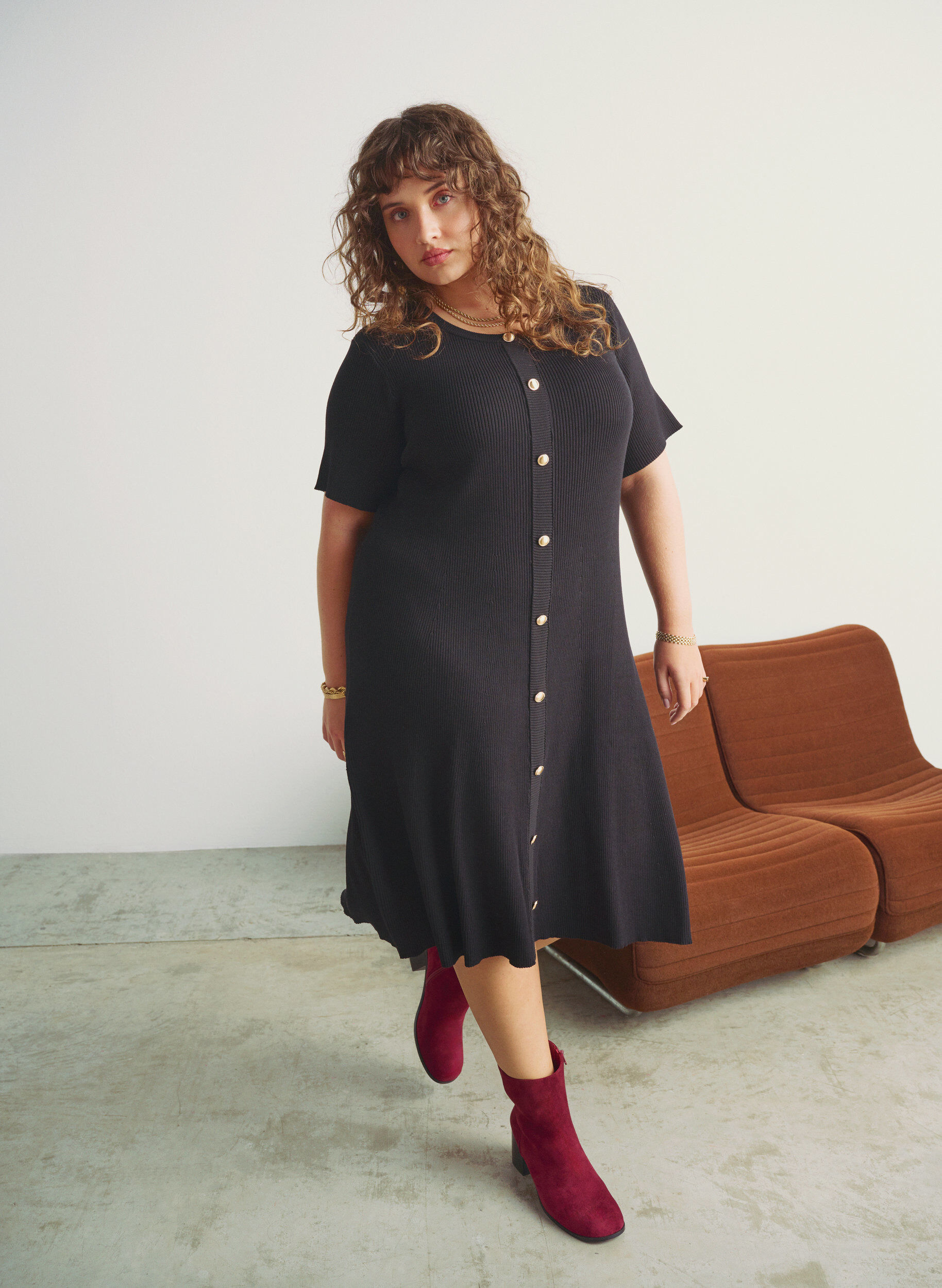 Ribbad kl&auml;nning med dekorativa knappar och korta &auml;rmar