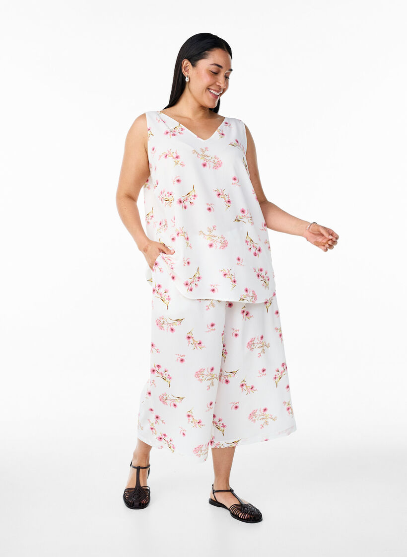 M&ouml;nstrad topp med v-ringning, Vit, Model image number 1