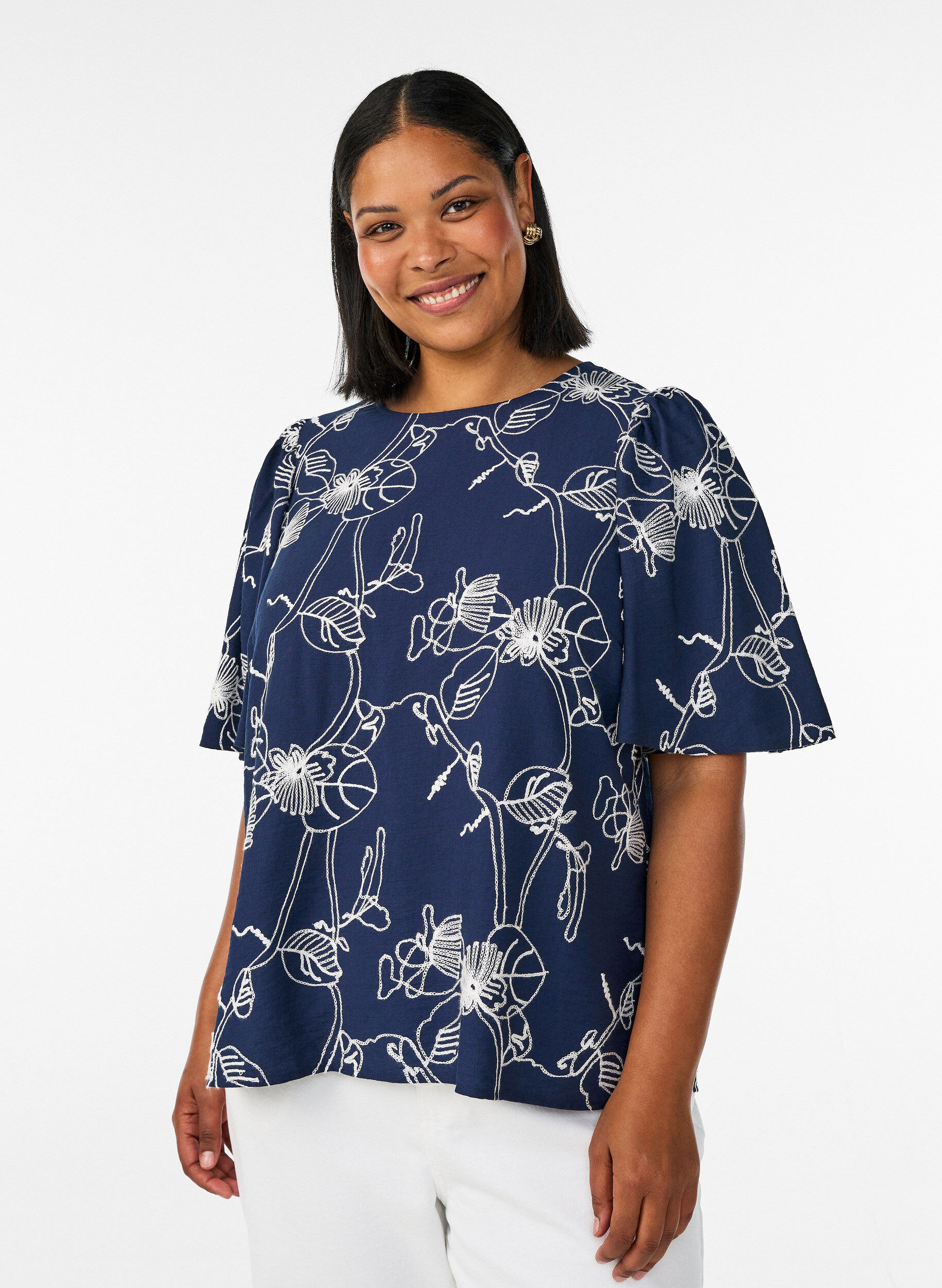 ZizziKort&auml;rmad blus med broderat m&ouml;nster, Bl&aring;, Model image number 0