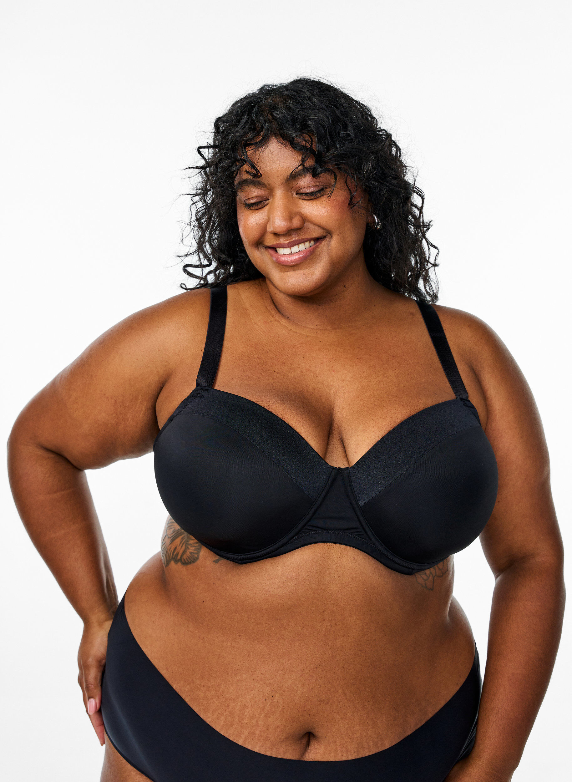 Formpressad BH i mikrofiber med satindetaljer, Svart, Model