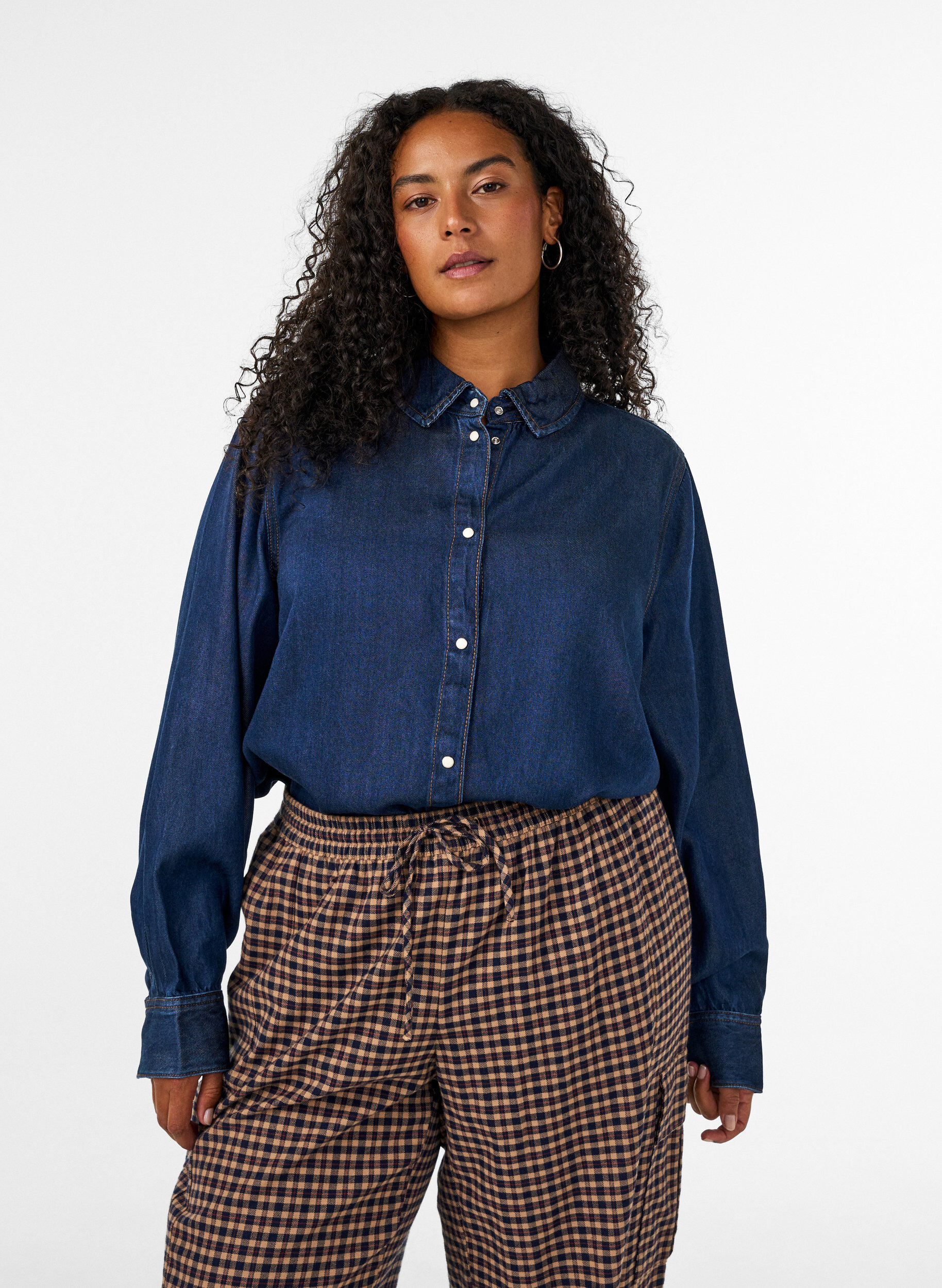 Jeansskjorta i lyocell med tryckknappar, Bl&aring;, Model
