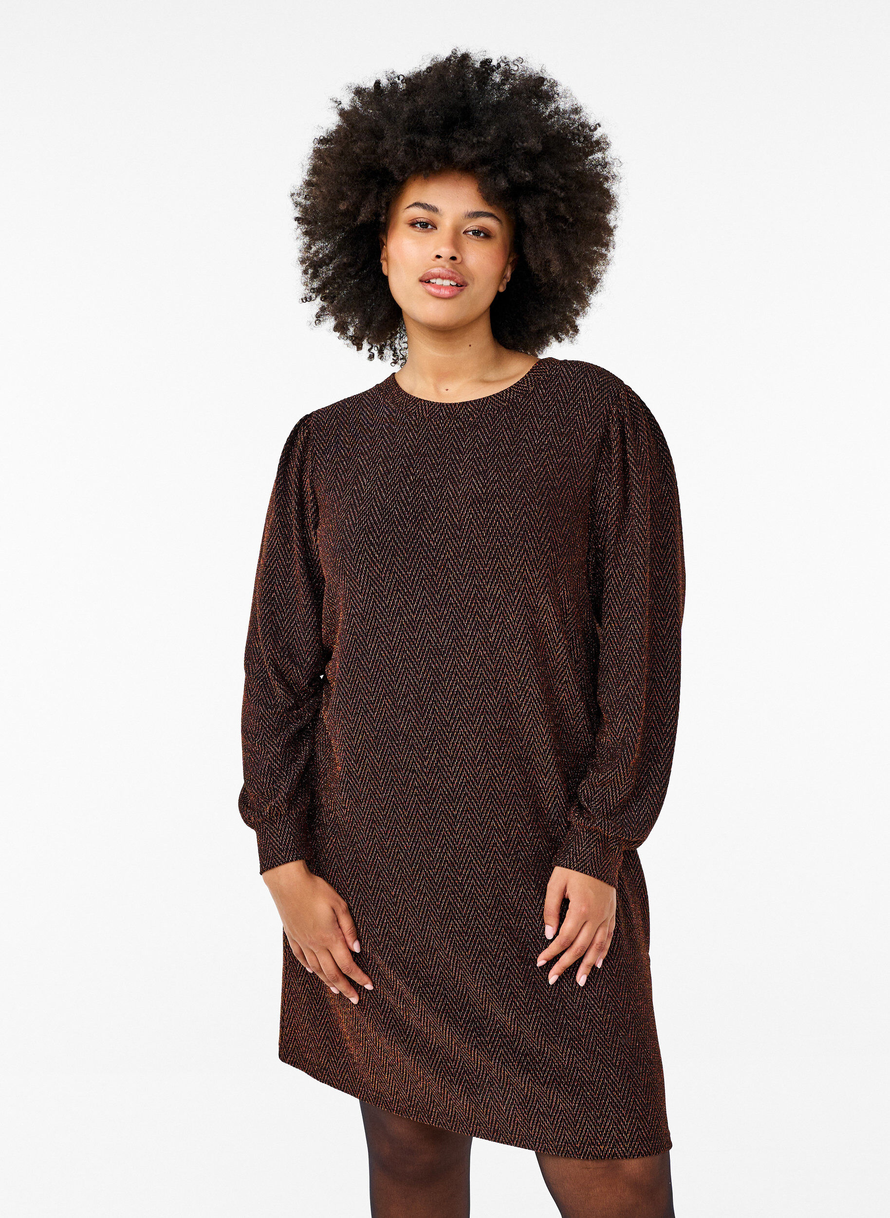 Zizzi Kl&auml;nning med sicksackm&ouml;nster och glitter, Copper ZigZagShimmer, Model image number 0