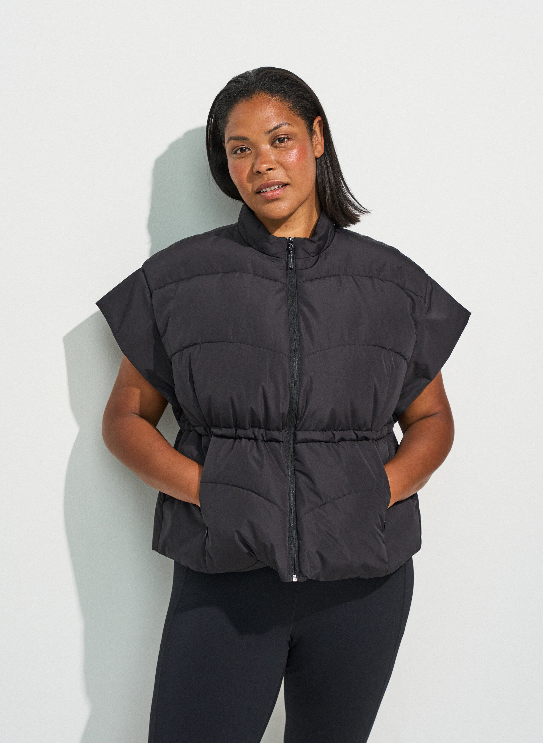 ZizziPufferv&auml;st med justerbar midja, Svart, Model image number 0