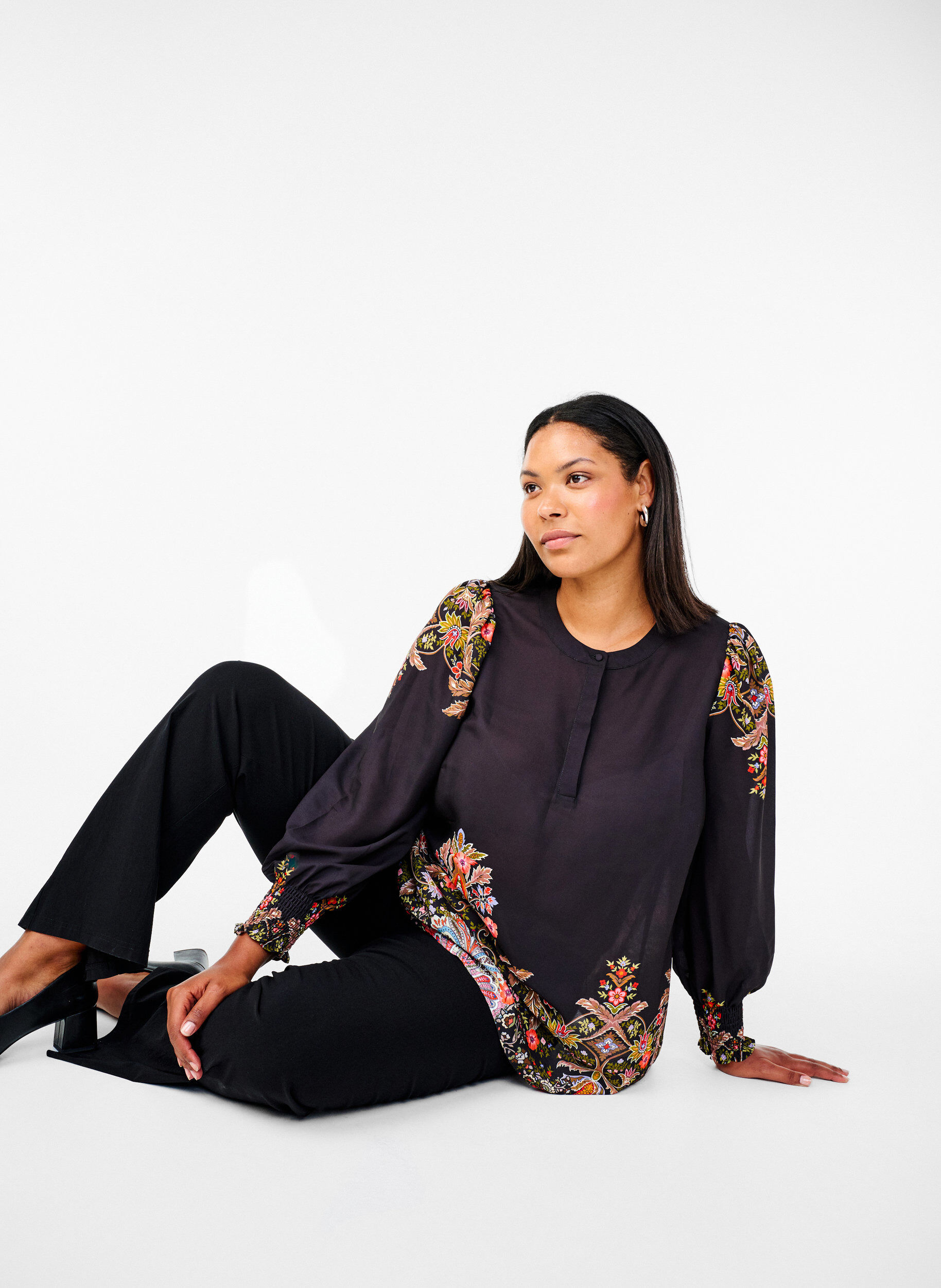 Zizzi Blus med paisleym&ouml;nster, Black Paisley, Model image number 2