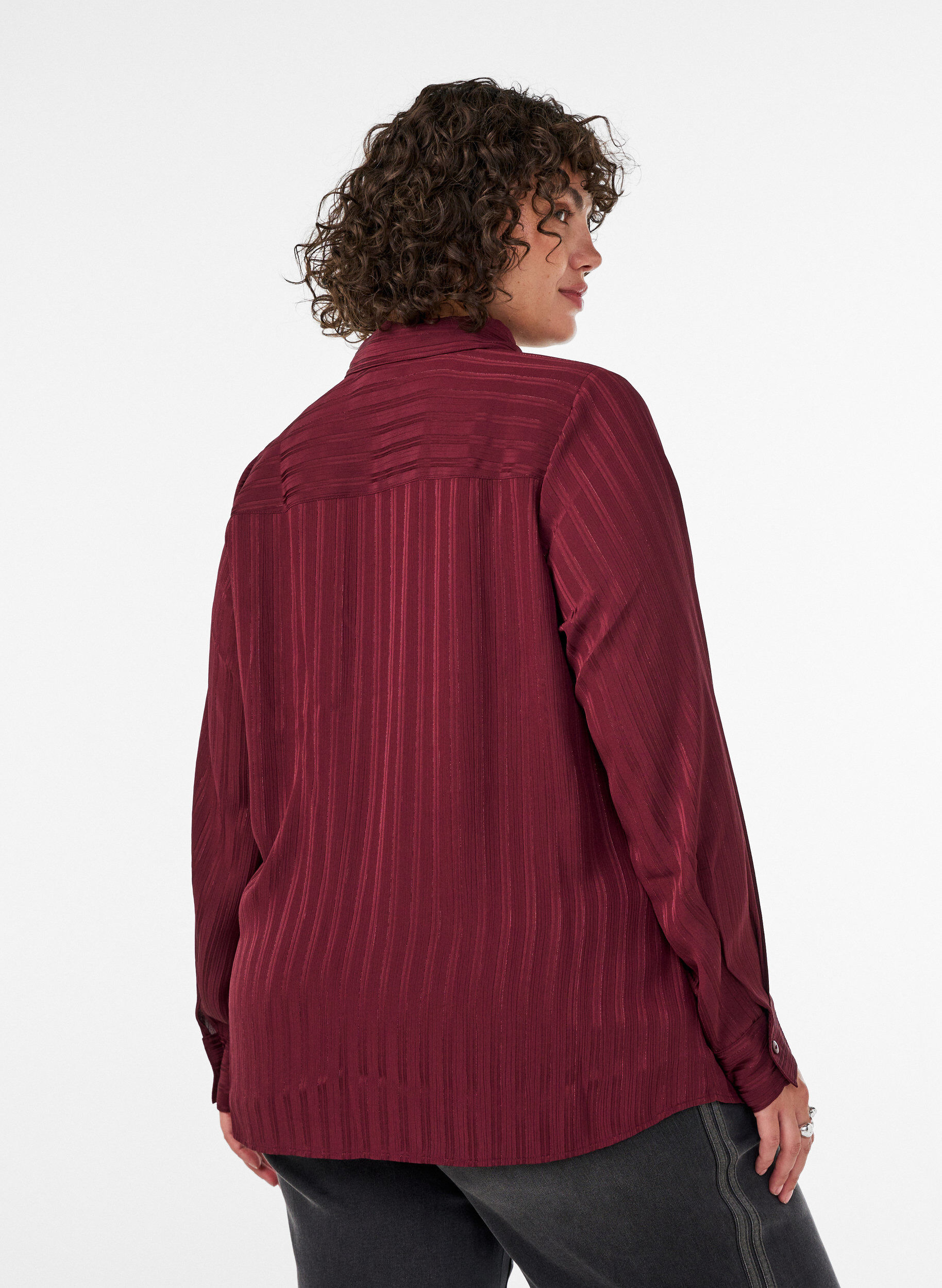 ZizziSkjorta med texturerade r&auml;nder och glittertr&aring;dar, R&ouml;d, Model image number 2
