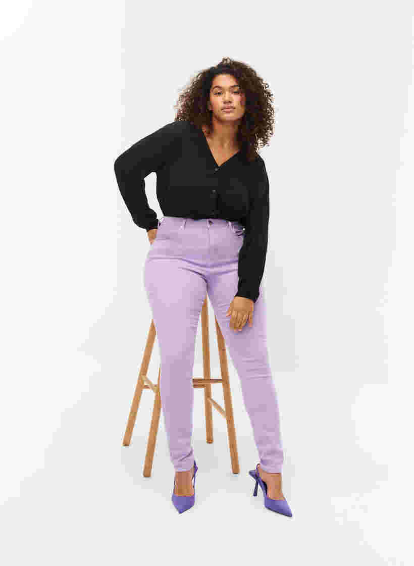 Högmidjade Amy jeans med super slim passform, Lavender, Model image number 2