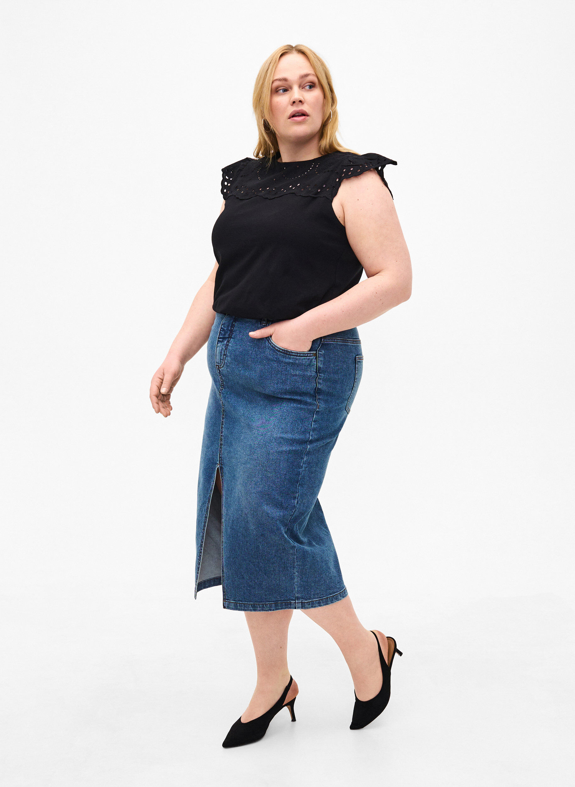 Zizzi T-shirt i ekologisk bomull med anglaise-broderi, Black, Model image number 2