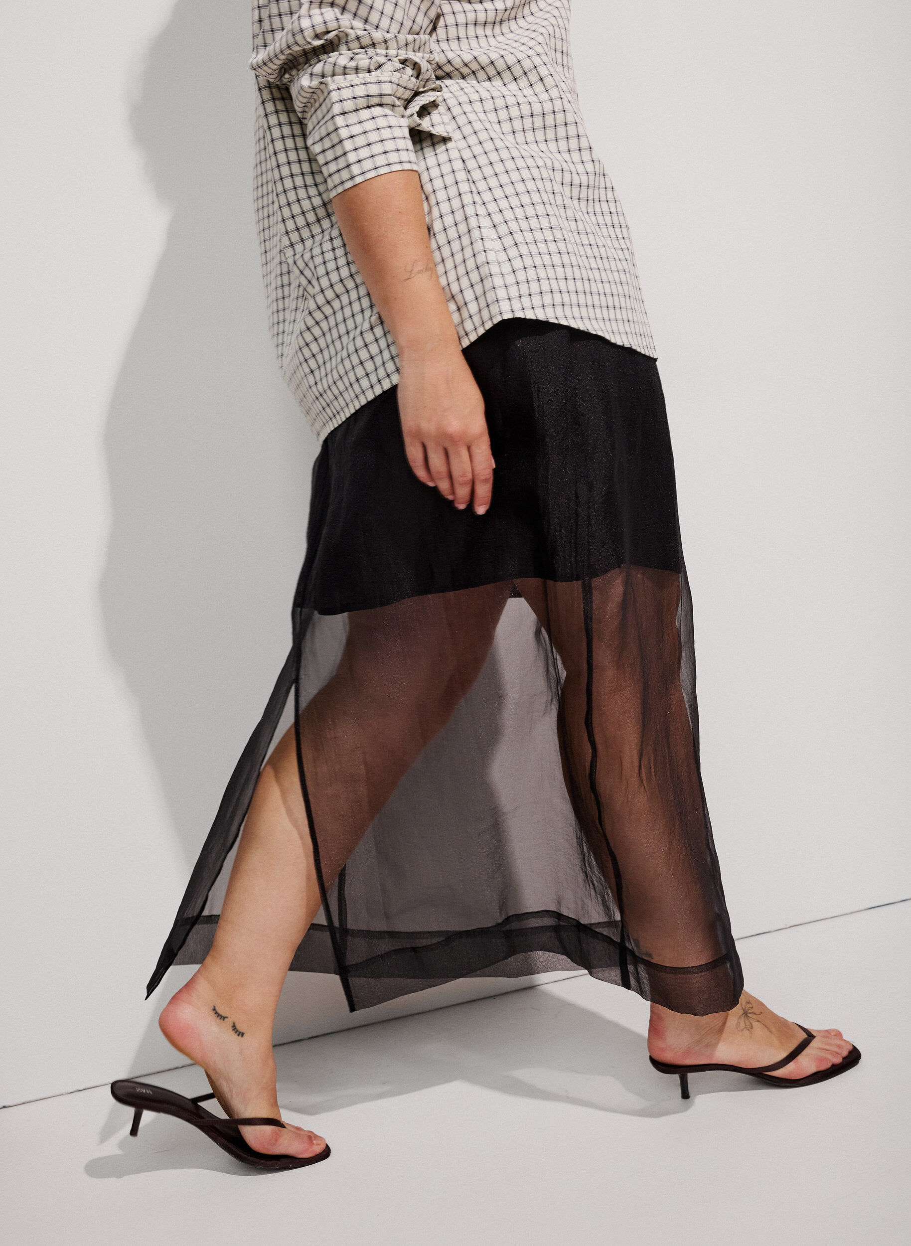 L&aring;ng kjol i organza-look, Svart, Model