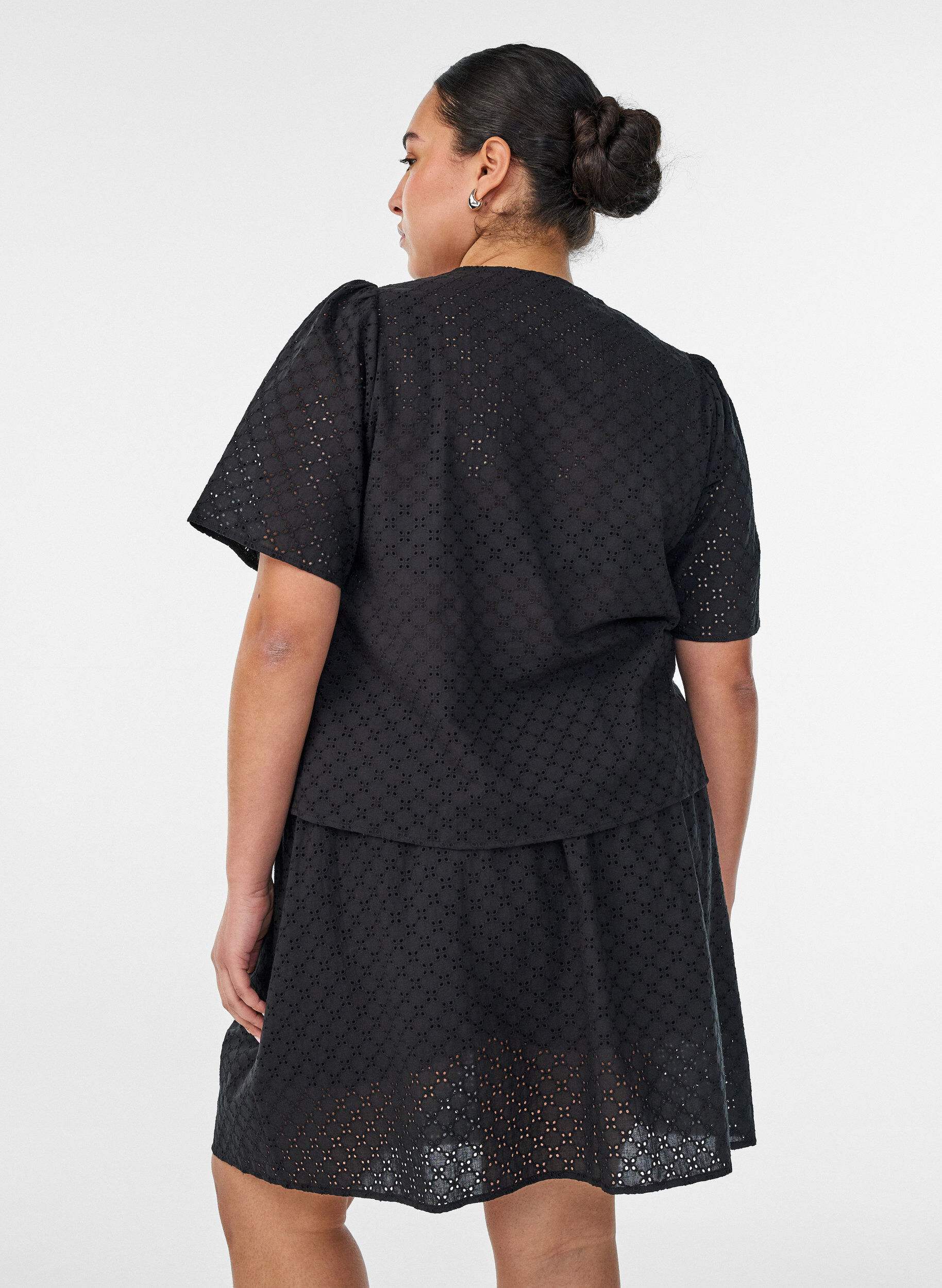 ZizziKort kjol med broderie anglaise och res&aring;r i midjan, Svart, Model image number 1