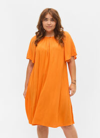 Kortärmad klänning i viskos, Orange Peel, Model
