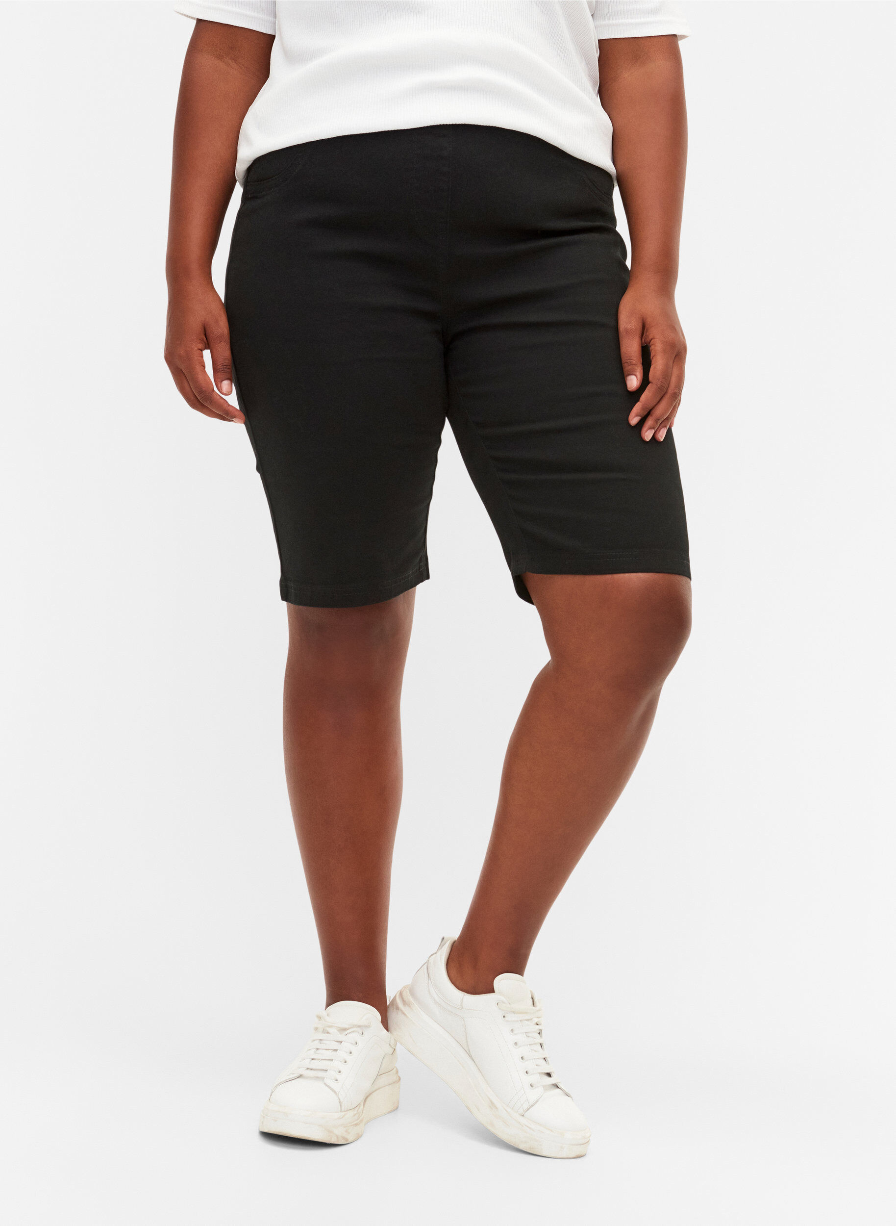 ZizziFigurn&auml;ra shorts med bakfickor, Black, Model image number 2