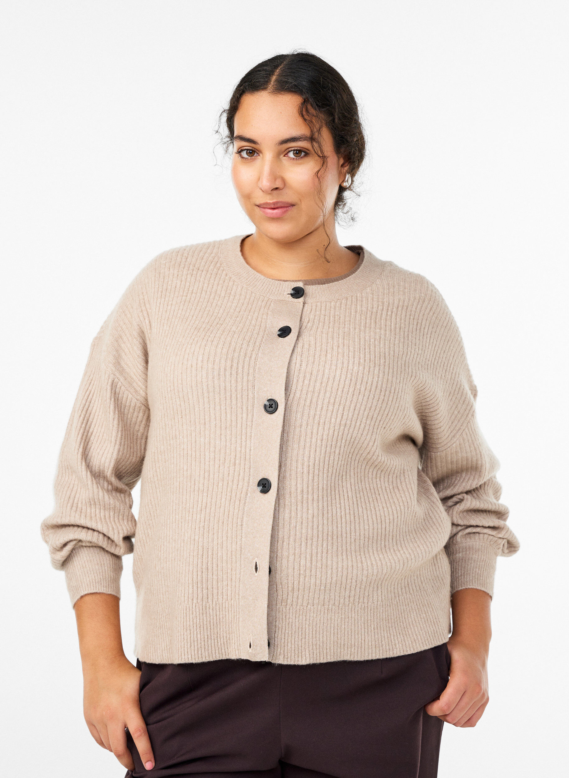 Ribbstickad kofta med knappar, Beige, Model