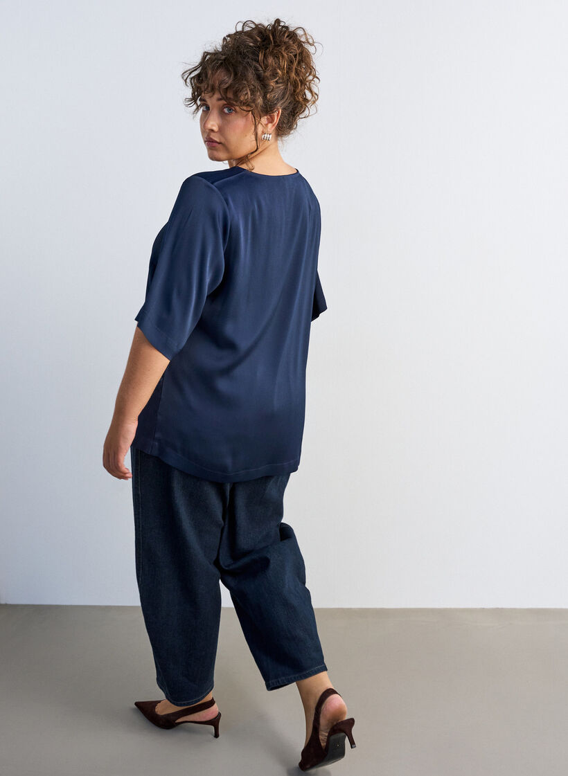 Blus i satin med armb&aring;gsl&aring;nga &auml;rmar, Bl&aring;, Model image number 2