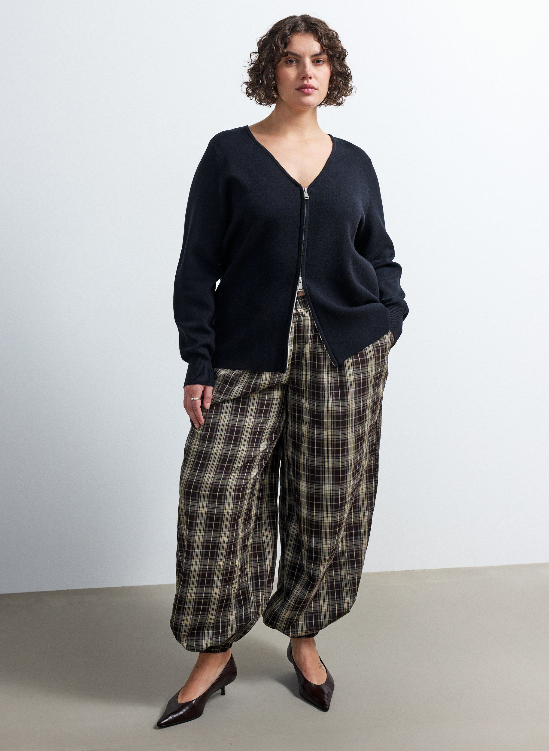 ZizziCardigan med tv&aring;v&auml;gsdragkedja, Svart, Model image number 1