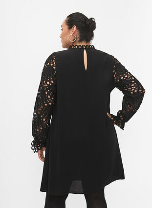 Klänning i viskos med crochet ärmar, Black, Model image number 1