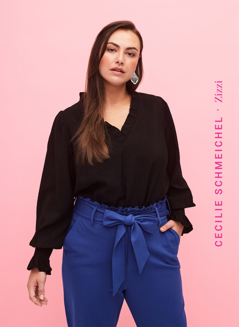 Långärmad viskosblus med rusdetaljer, Black, Model image number 0