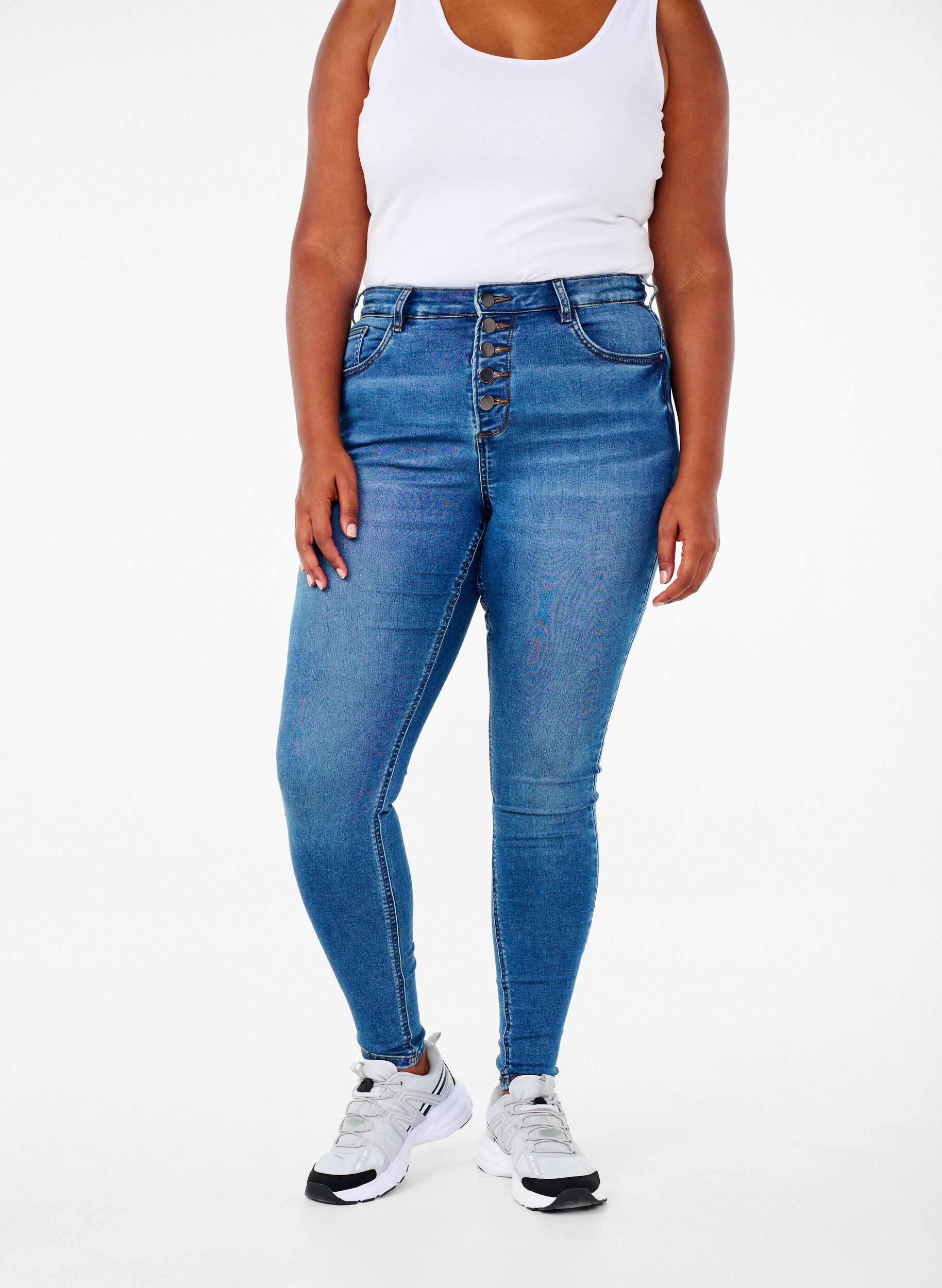 Zizzi Amy-jeans med h&ouml;g midja och knappst&auml;ngning, Blue Denim, Model image number 2
