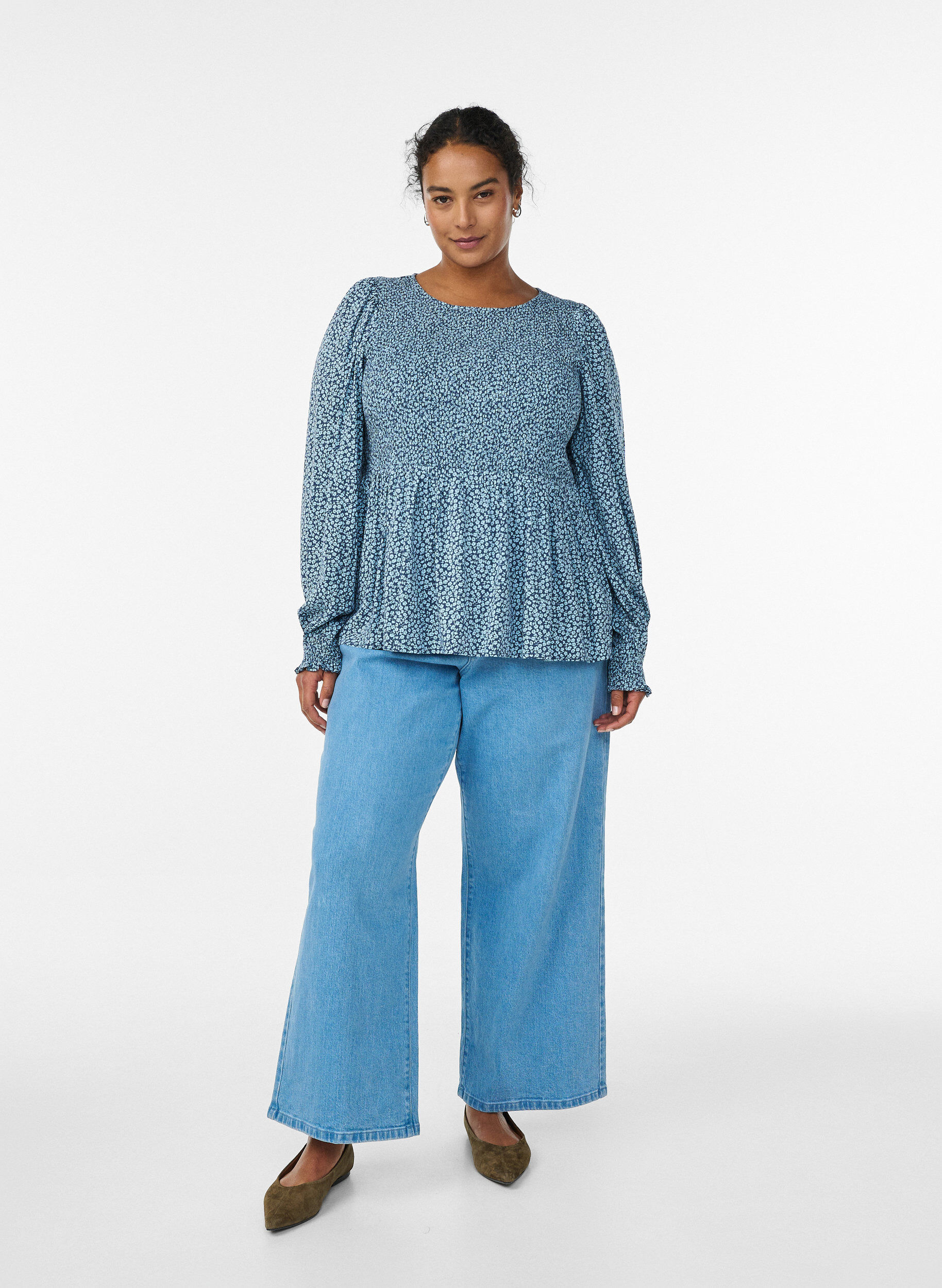 Zizzi Blus med smock upptill och blommigt m&ouml;nster, Bl&aring;, Model image number 1