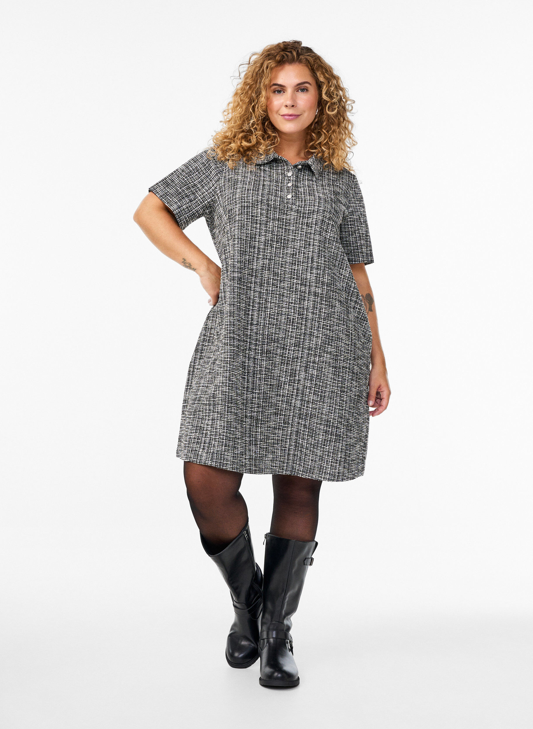 ZizziKort kl&auml;nning i texturerad jersey med grafiskt rutm&ouml;nster, Vanilla, Model image number 1
