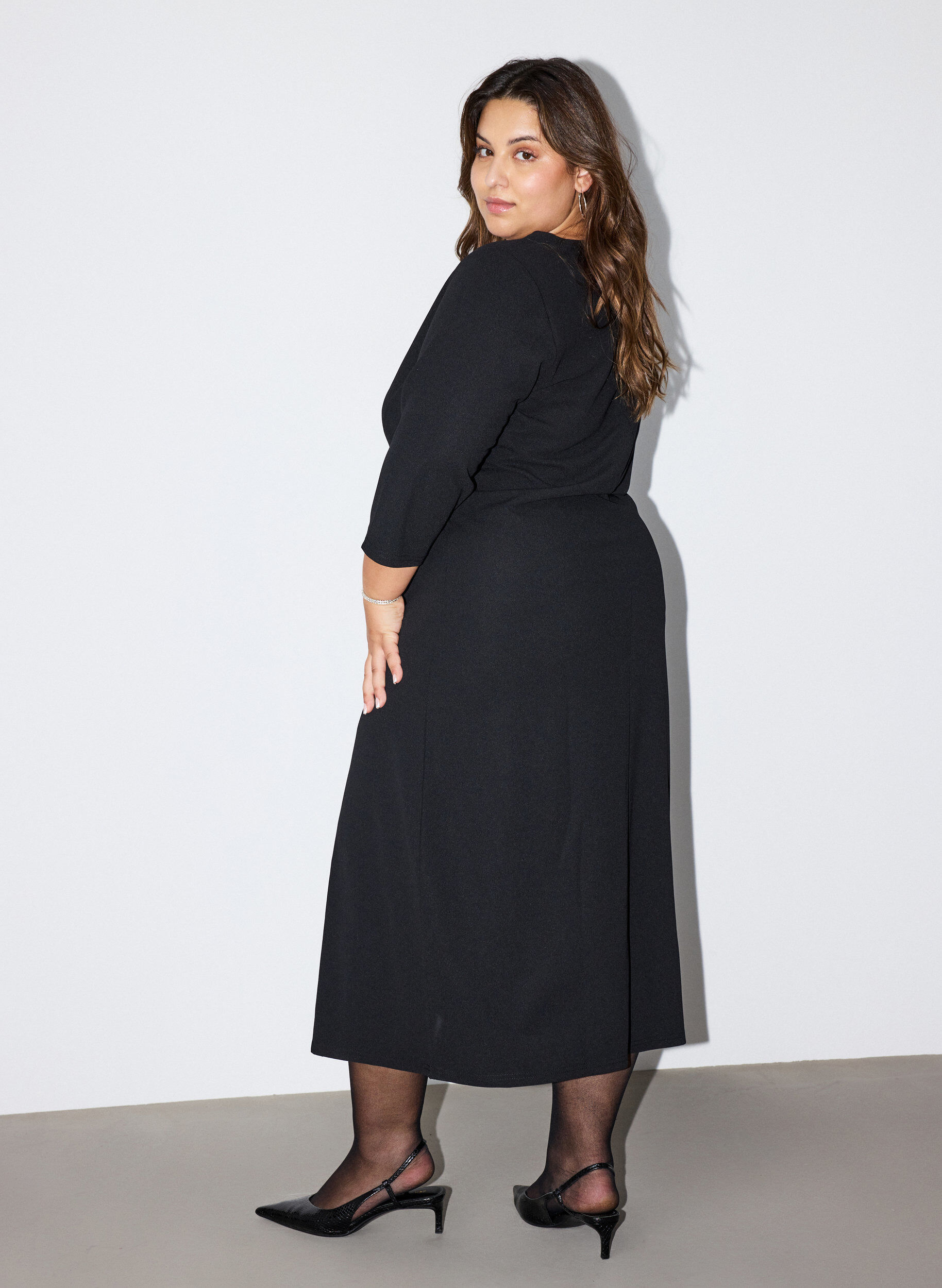 ZizziKl&auml;nning i jersey med drapering och dekorativt sp&auml;nne, Svart, Model image number 1
