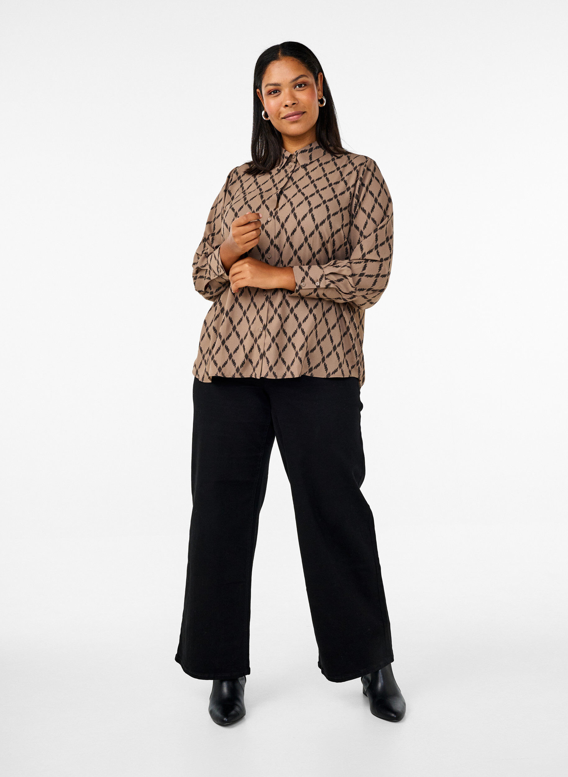 Zizzi M&ouml;nstrad skjorta med l&aring;nga &auml;rmar, Grafic AOP, Model image number 3