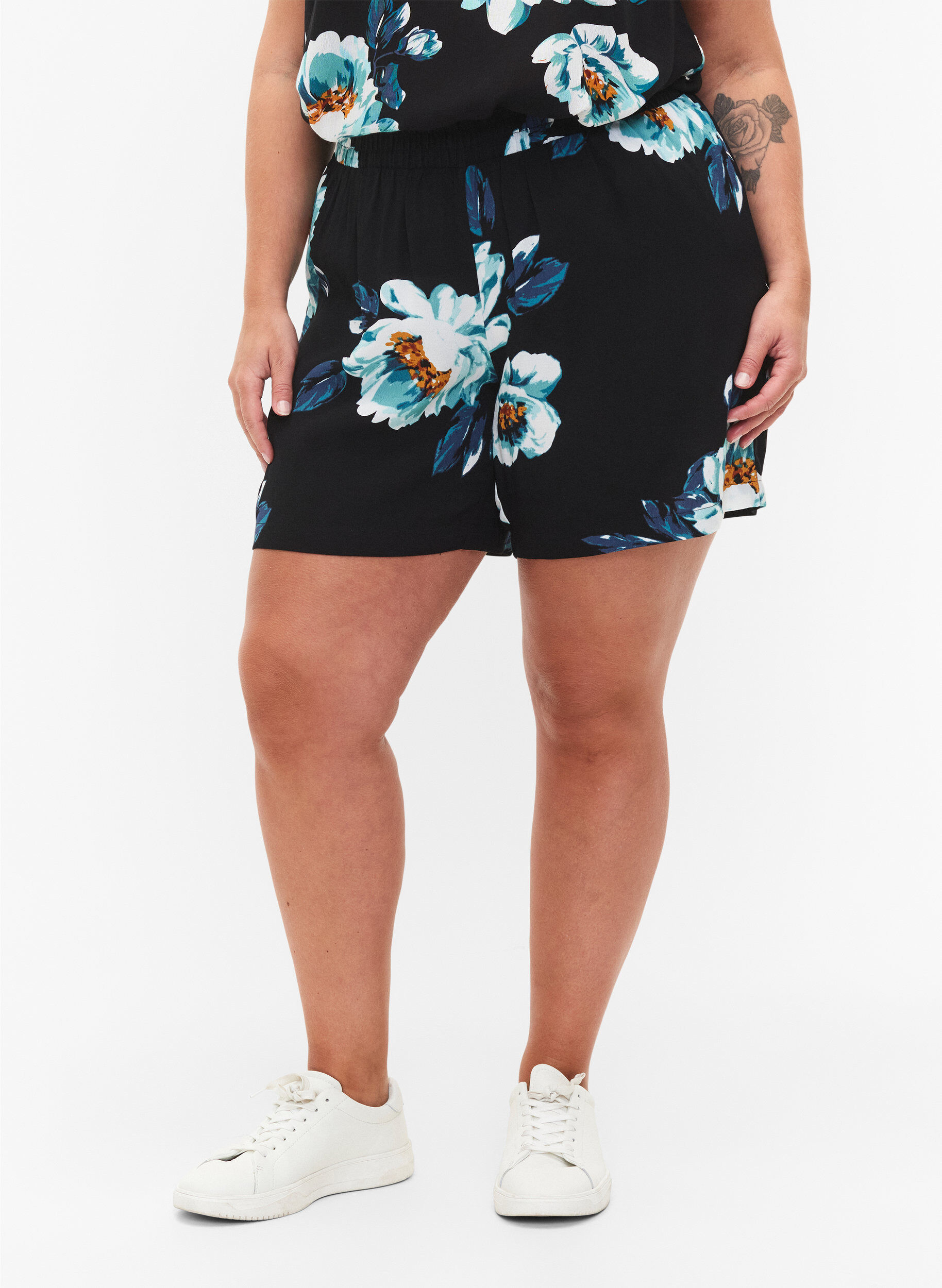 Zizzi L&ouml;st sittande shorts i viskos, Black Big Flower, Model image number 2