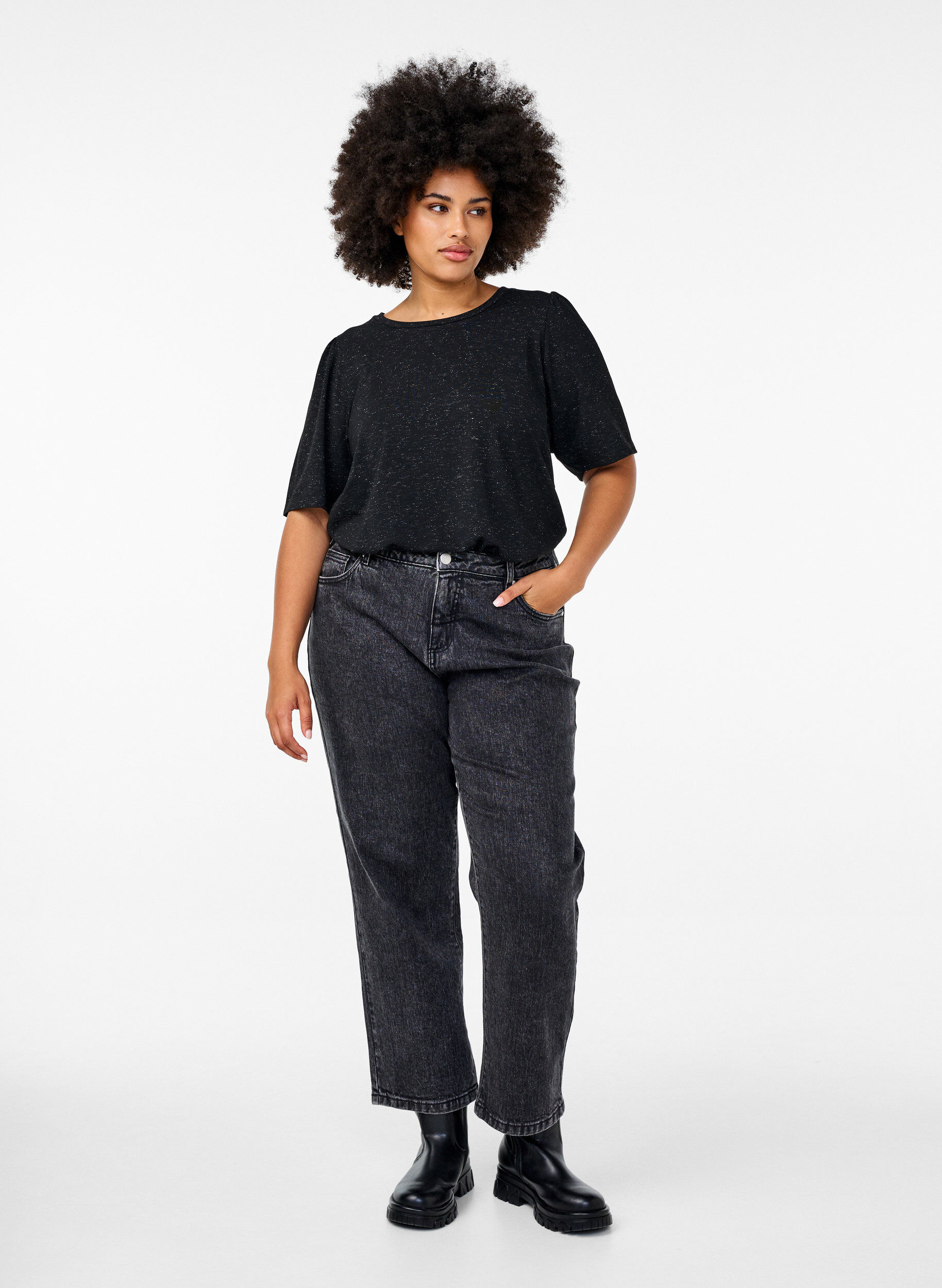 Zizzi T-shirt med glitter och korta puff&auml;rmar, Svart, Model image number 1