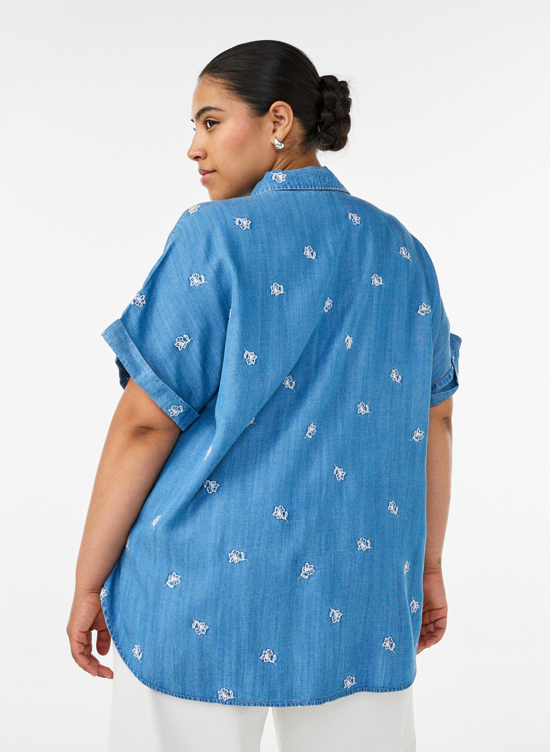 ZizziSkjorta i lyocell med denimlook och blombroderi, Bl&aring;, Model image number 2