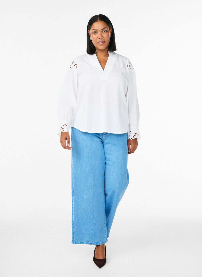 Blus med v-ringning och broderie anglaise-detaljer, Vit, Model