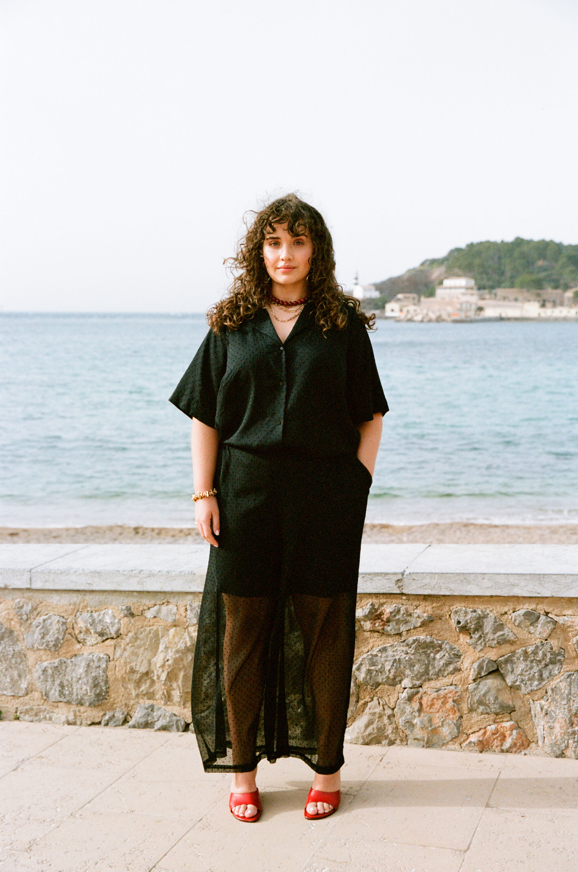 ZizziElegant svart med r&ouml;da accenter, , Model