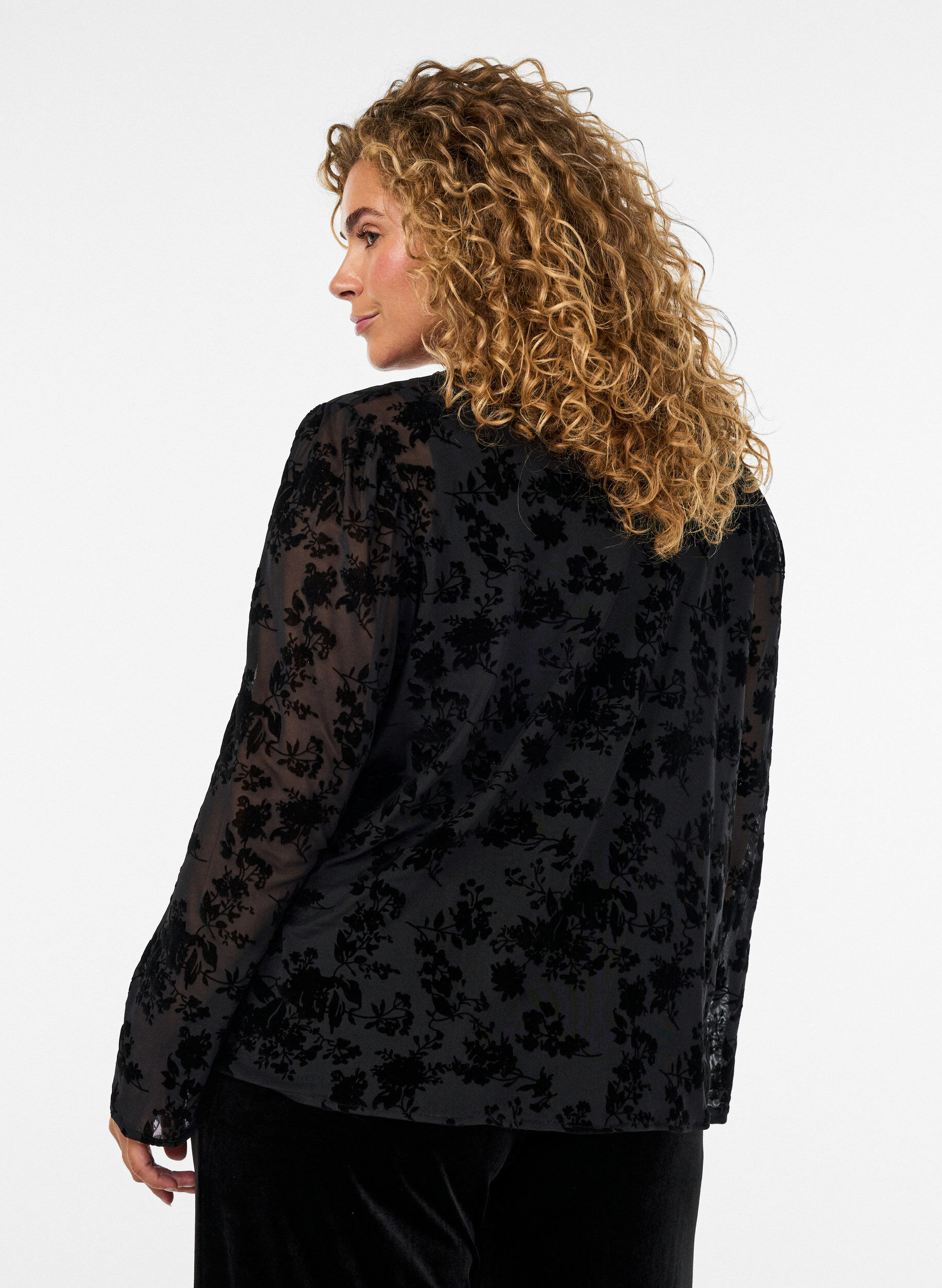 ZizziMeshblus med blomm&ouml;nster och &ouml;ppen front, Svart, Model image number 2