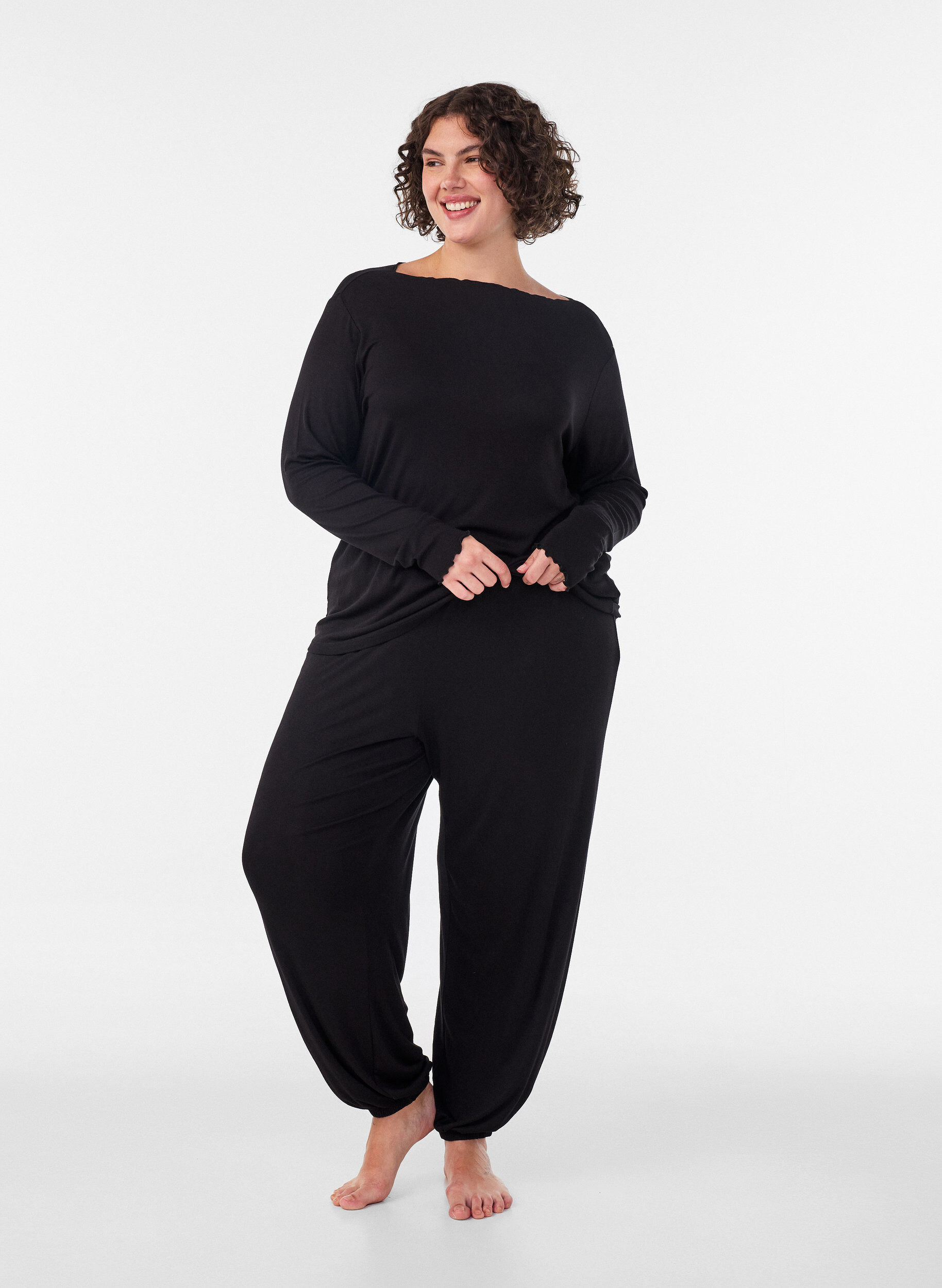 L&ouml;sa pyjamasbyxor i viskos med res&aring;r i midjan, Svart, Model