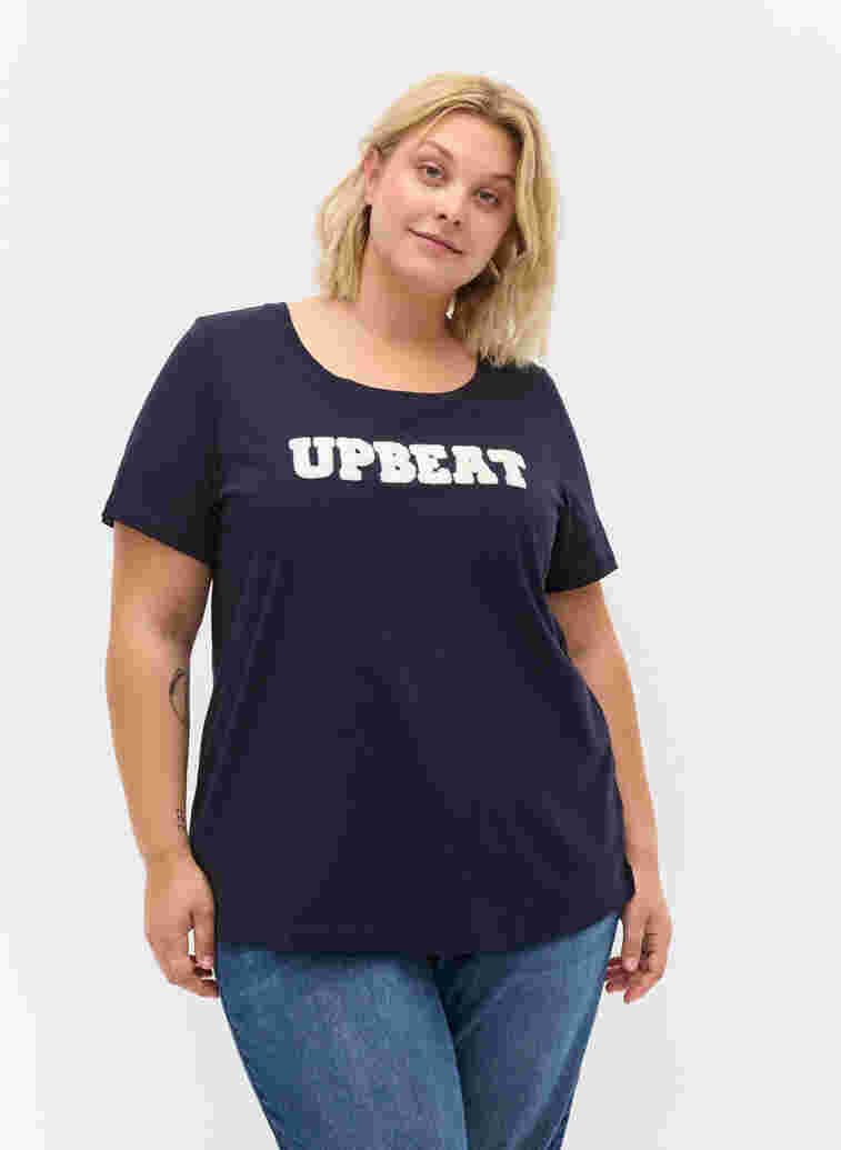 T-shirt med tryck i bomull, Night Sky UPBEAT, Model