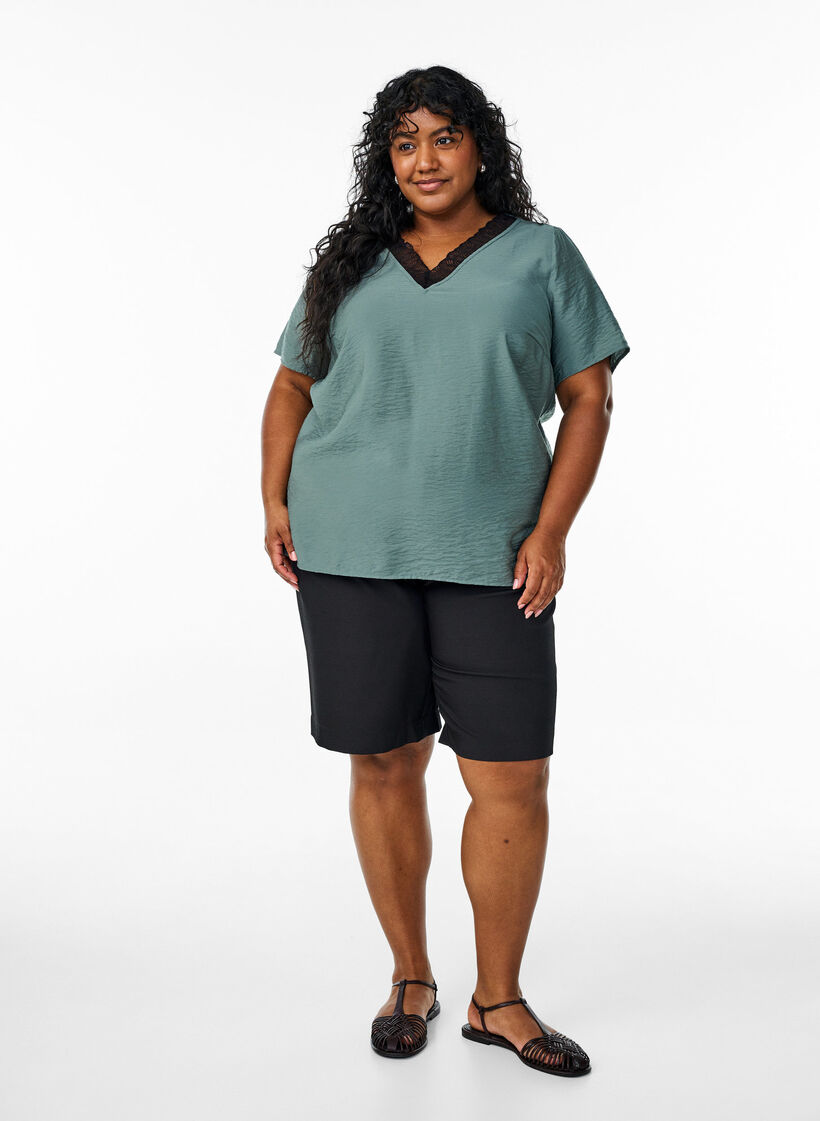 Kortärmad viskosblus med spetskant, Grön, Model image number 1