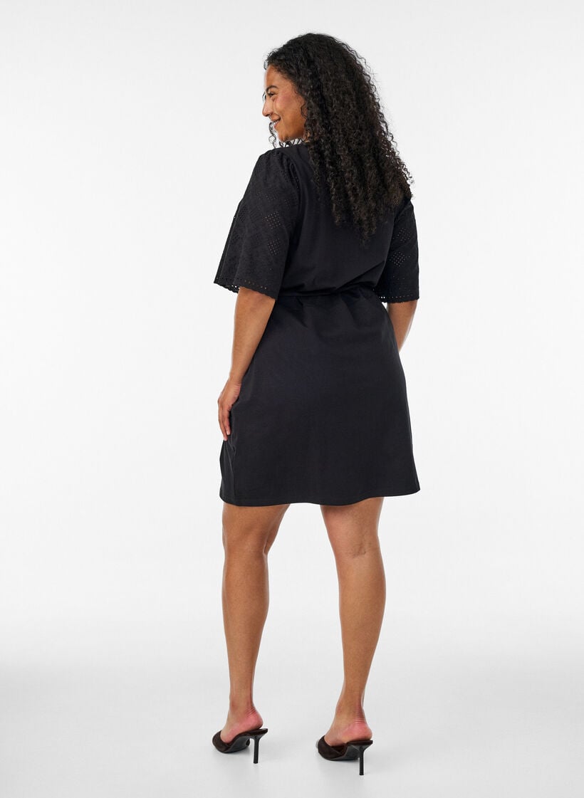 Kl&auml;nning i bomull med &auml;rmar i broderie anglaise och knytsk&auml;rp i midjan, Svart, Model image number 2