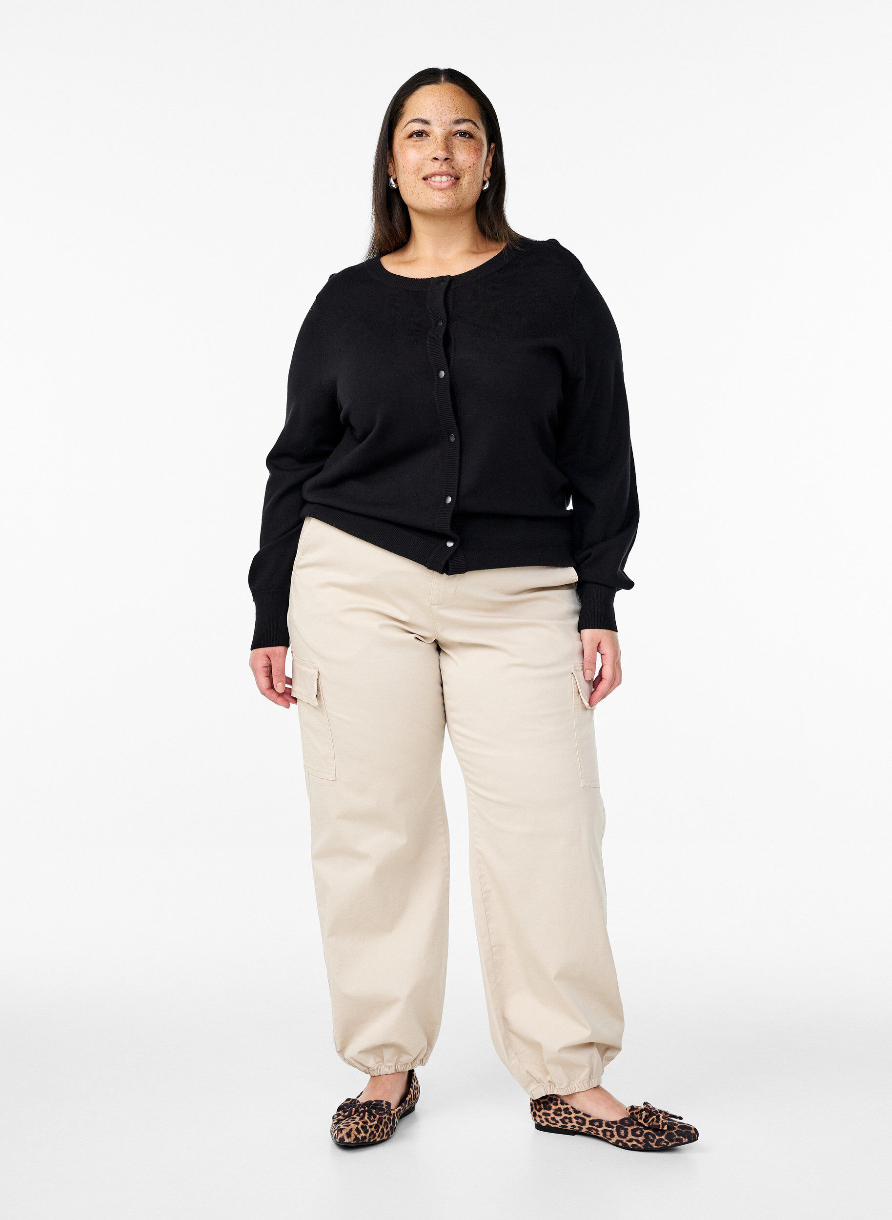 Zizzi Stickad kofta i viskosblandning med knappar, Black, Model image number 2