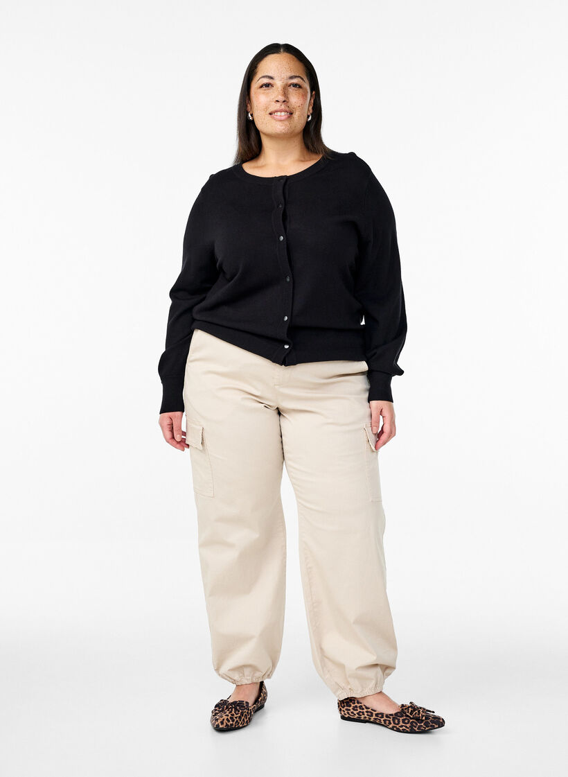 Stickad kofta i viskosblandning med knappar, Black, Model image number 2