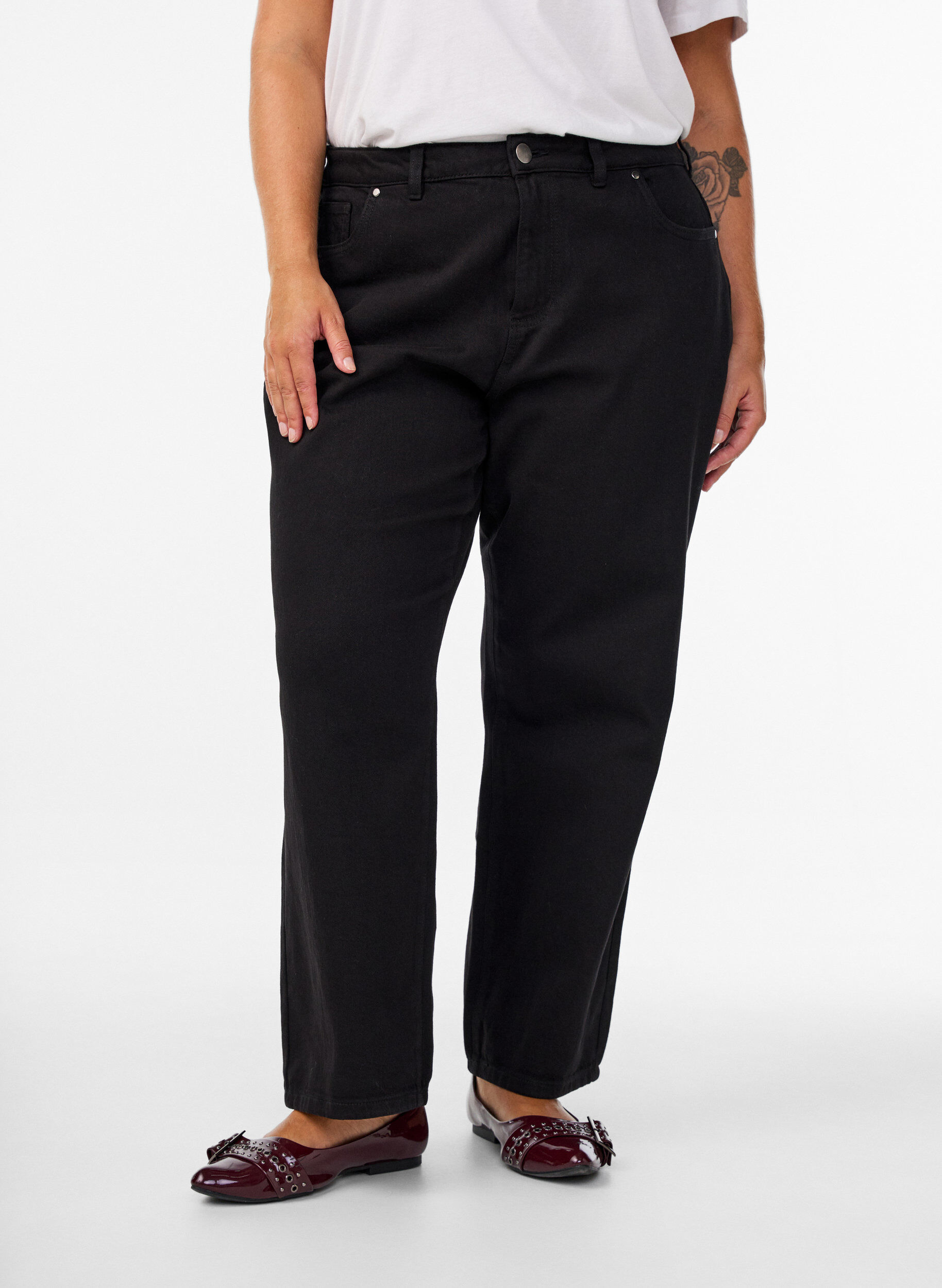 Zizzi L&ouml;sa jeans med croppad l&auml;ngd, Svart, Model image number 2