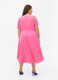 Midiklänning med korta spetsärmar, Shocking Pink, Model
