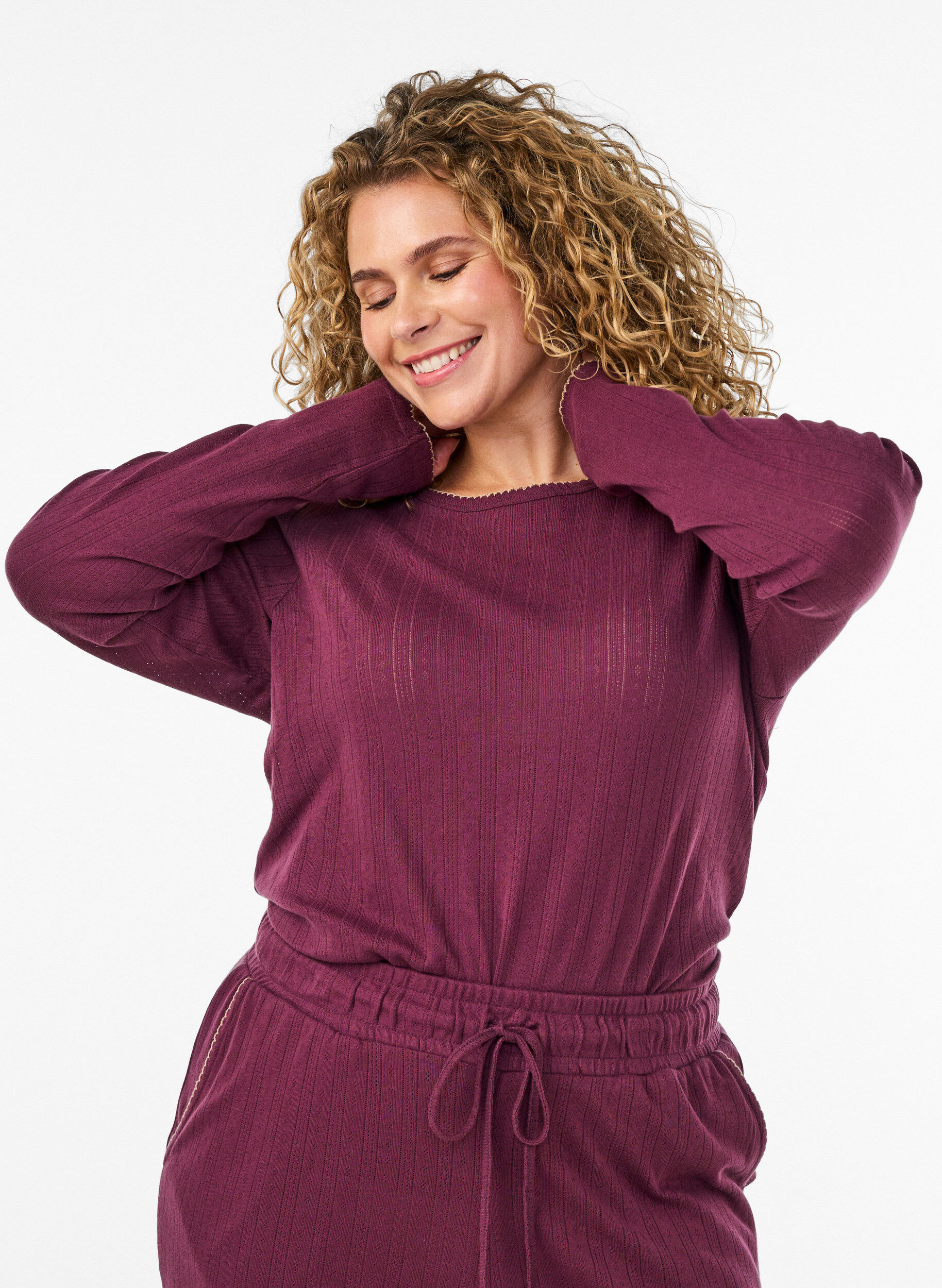 Pyjamastopp i ekologisk bomull med h&aring;lbroderi, M&ouml;rk Bordeaux, Model