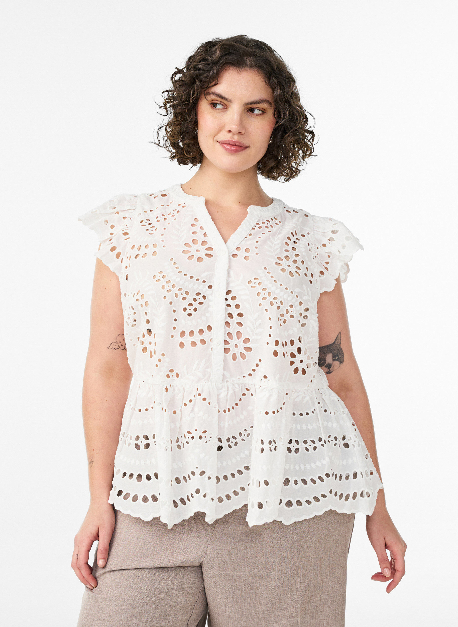 Zizzi &Auml;rml&ouml;s blus i broderie anglaise med volanger, Vit, Model image number 0