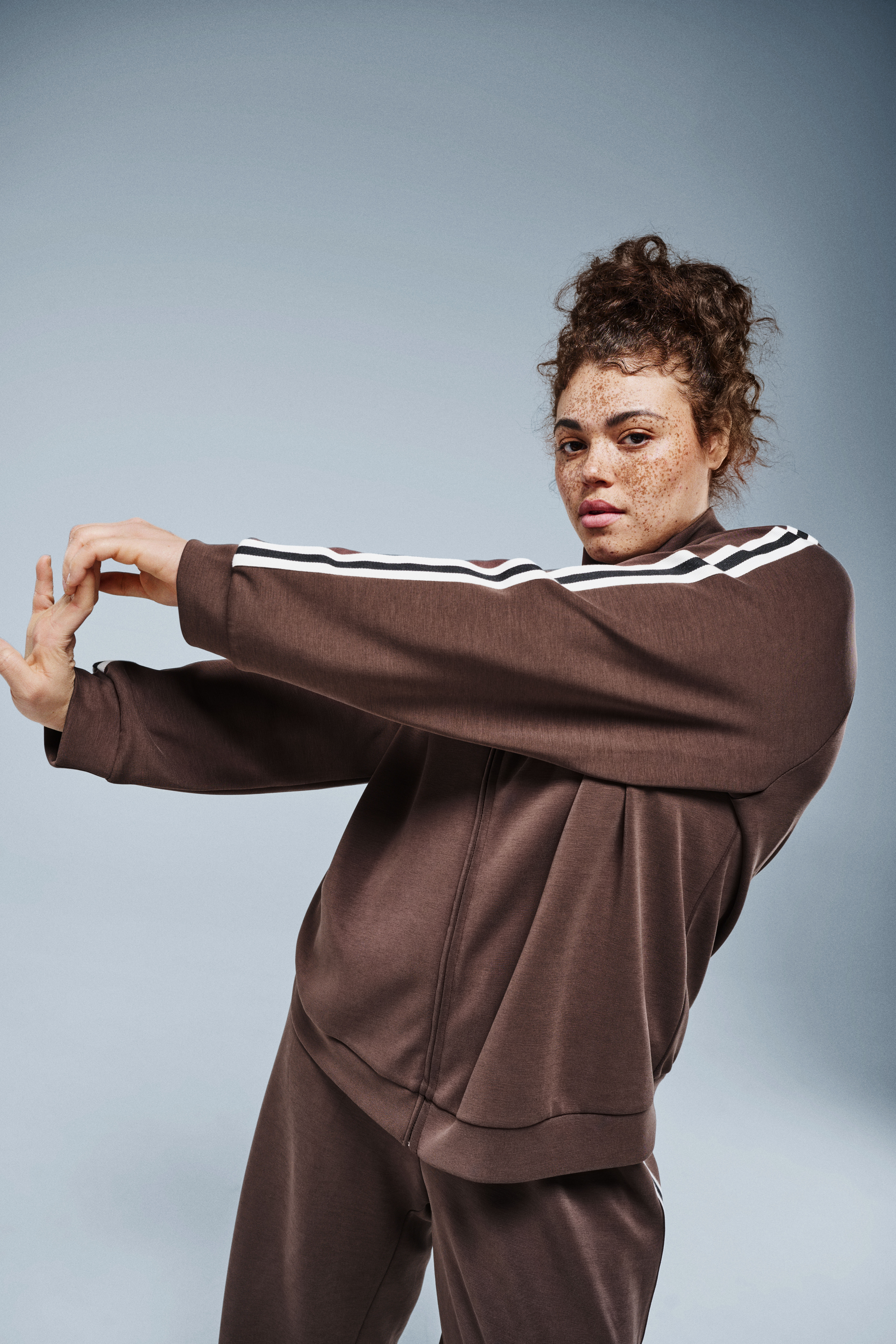 Zizzi Brun tr&auml;ningsoverall, , Model