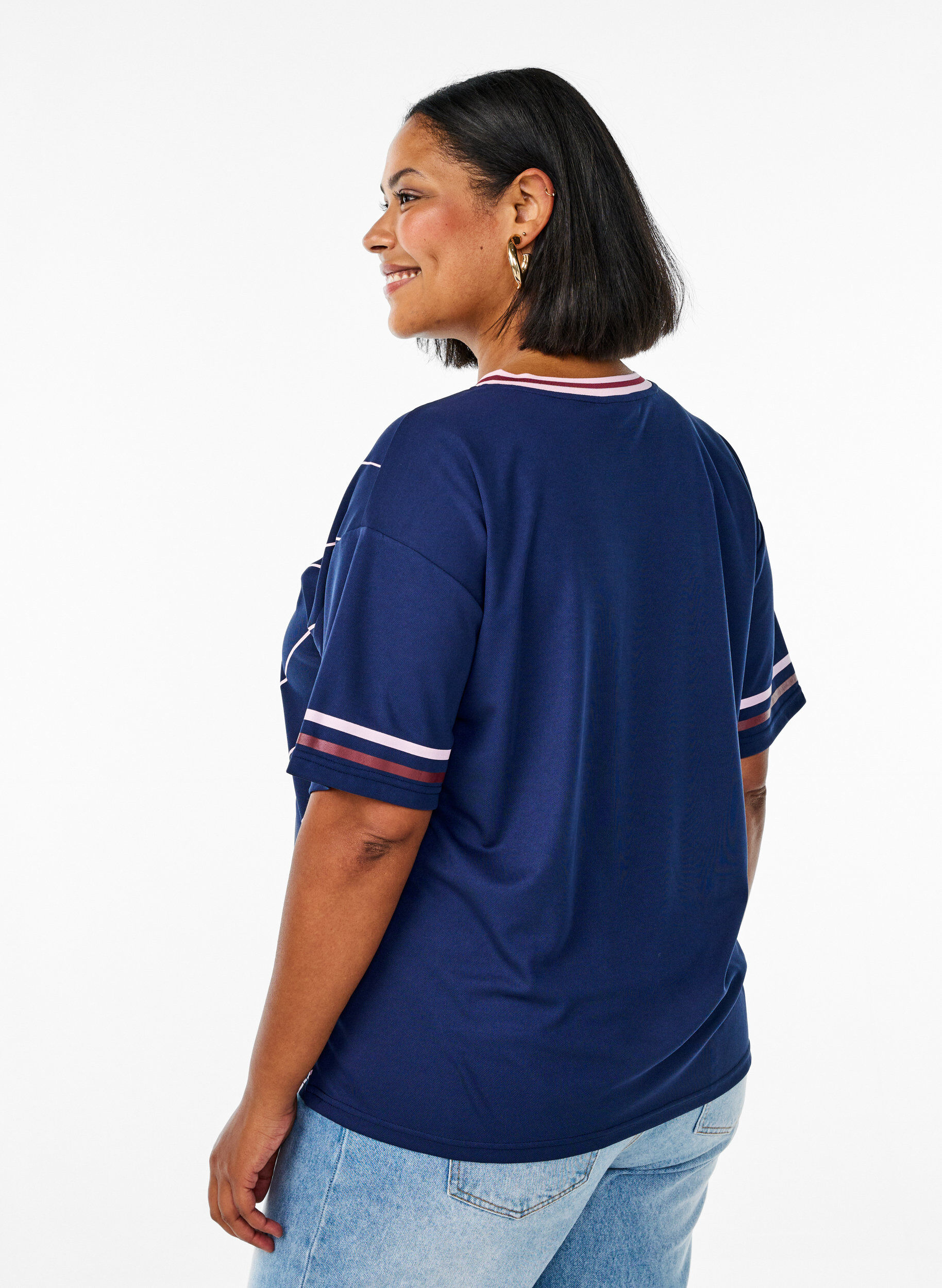 Zizzi Sportig t-shirt med r&auml;nder och texttryck, Bl&aring;, Model image number 2