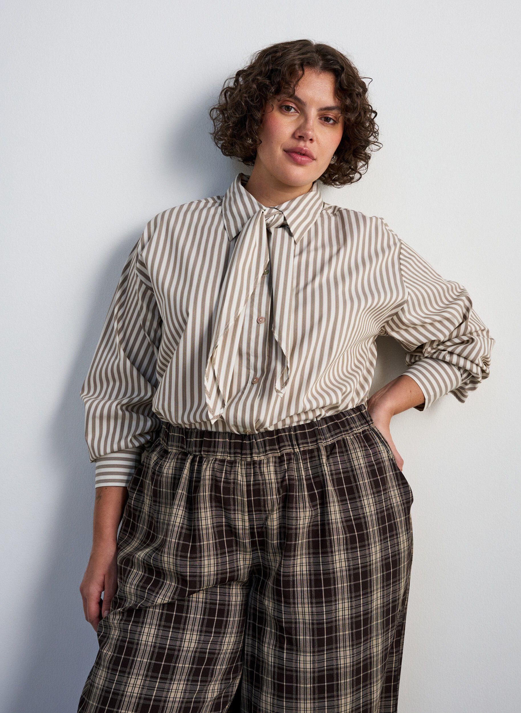 ZizziRandig skjorta med avtagbart knytband, Beige, Model image number 0