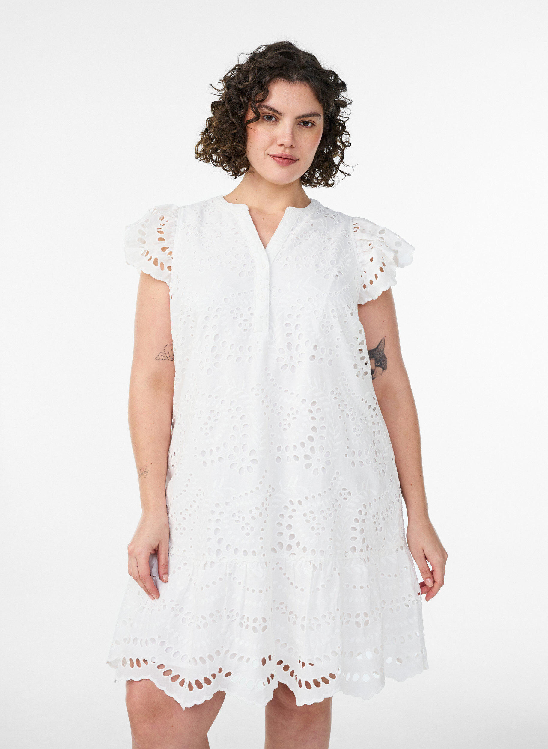 Zizzi Kl&auml;nning i broderie anglaise med volang&auml;rmar, Vit, Model image number 0