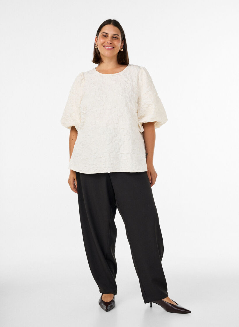 Blus i jacquard med puff&auml;rmar och a-linjeformad passform, Vanilla, Model image number 1